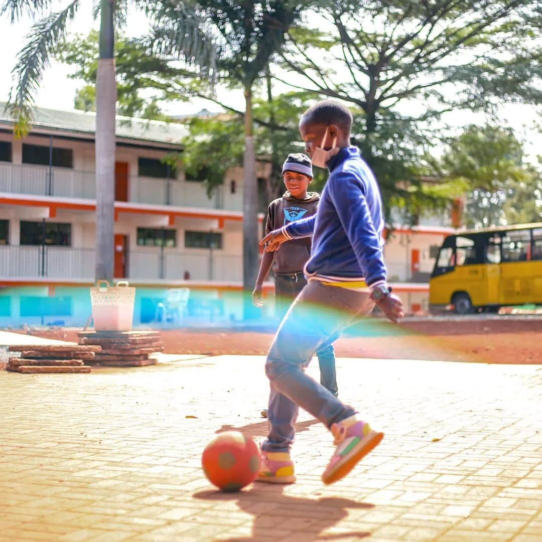 ファビオ・ボリーニさんのインスタグラム写真 - (ファビオ・ボリーニInstagram)「🇬🇧 & 🇮🇹  Nairobi's International school, “STILL I RISE” gives the chance for students to choose from various sporting activities. They know that with more options to choose from, the more possibilities they have to fall in love with a sport.  Swimming is one of those. On Sundays, the students have the possibility to access to a swimming pool near the school. STILL I RISE would like to do even more.  More sports facilities and option, and set up the school's gym.  It's nearly Christmas! Donate a chance to these children to do sports and support their sports projects! You can donate by clicking the link in my bio and change the world with STILL I RISE, one child at the time. Gift the children this Christmas. 🫶🏼 ------------------------------- Nella scuola internazionale di Nairobi, STILL I RISE varia il più possibile le attività sportive dando a studenti e studentesse la possibilità di scegliere. Sanno bene che con maggiori opzioni, maggiore è la possibilità che i ragazzi e le ragazze si appassionino ad uno sport.  Il nuoto è uno di questi. La domenica, gli studenti e le studentesse possono frequentare una piscina vicino la scuola. STILL I RISE vorrebbe fare di più: più discipline e allestire la palestra interna alla scuola.  Il Natale si sta avvicinando! Dona una possibilità di praticare sport e sostieni i loro progetti sportivi! Puoi donare cliccando il link nella mia bio e cambia il mondo insieme a STILL I RISE, un bambino alla volta. 🫶🏼」12月13日 3時57分 - fabh29