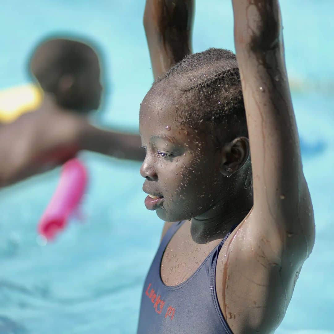 ファビオ・ボリーニのインスタグラム：「🇬🇧 & 🇮🇹  Nairobi's International school, “STILL I RISE” gives the chance for students to choose from various sporting activities. They know that with more options to choose from, the more possibilities they have to fall in love with a sport.  Swimming is one of those. On Sundays, the students have the possibility to access to a swimming pool near the school. STILL I RISE would like to do even more.  More sports facilities and option, and set up the school's gym.  It's nearly Christmas! Donate a chance to these children to do sports and support their sports projects! You can donate by clicking the link in my bio and change the world with STILL I RISE, one child at the time. Gift the children this Christmas. 🫶🏼 ------------------------------- Nella scuola internazionale di Nairobi, STILL I RISE varia il più possibile le attività sportive dando a studenti e studentesse la possibilità di scegliere. Sanno bene che con maggiori opzioni, maggiore è la possibilità che i ragazzi e le ragazze si appassionino ad uno sport.  Il nuoto è uno di questi. La domenica, gli studenti e le studentesse possono frequentare una piscina vicino la scuola. STILL I RISE vorrebbe fare di più: più discipline e allestire la palestra interna alla scuola.  Il Natale si sta avvicinando! Dona una possibilità di praticare sport e sostieni i loro progetti sportivi! Puoi donare cliccando il link nella mia bio e cambia il mondo insieme a STILL I RISE, un bambino alla volta. 🫶🏼」