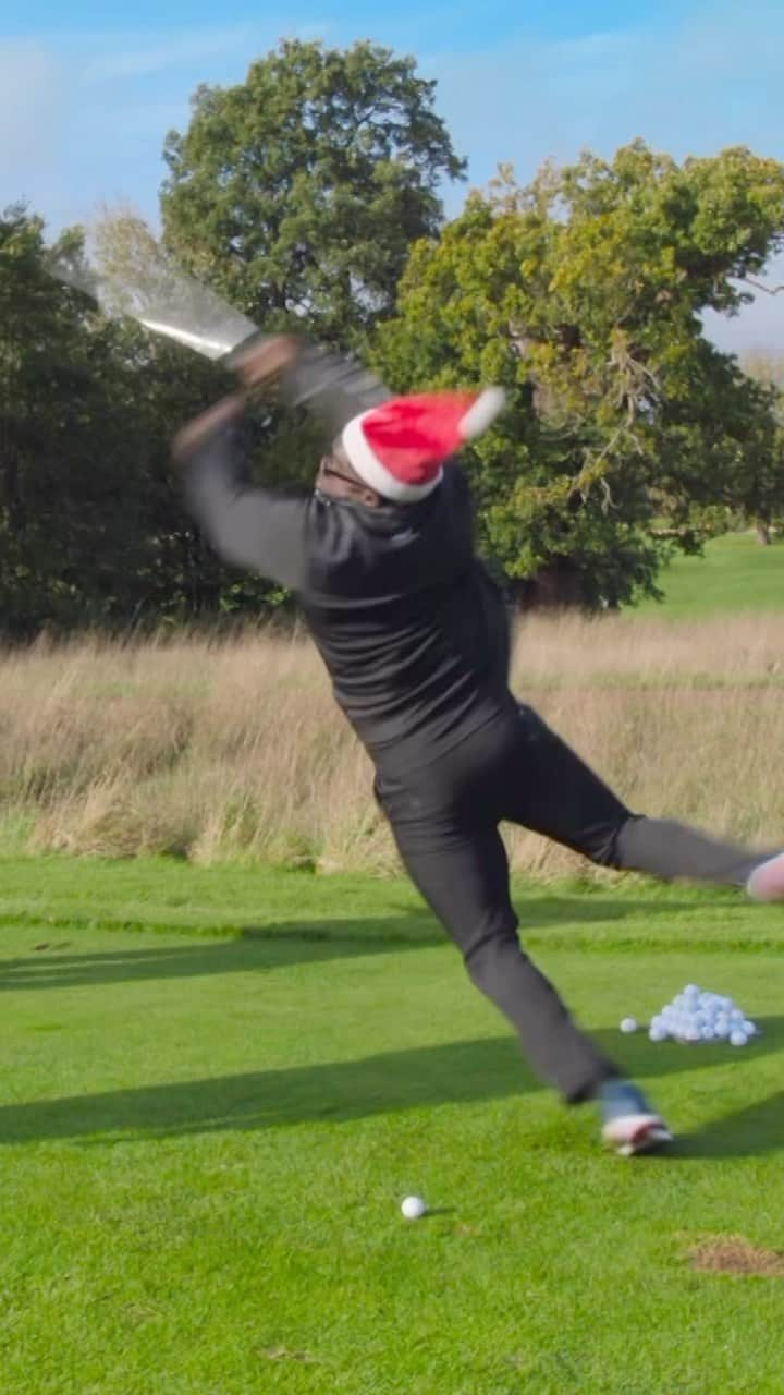 マイカ・リチャーズのインスタグラム：「I am definitely proof not all ex footballers can play golf!!! 🤷🏿‍♂️🤣  Catch the @alotosky Christmas Special tonight 9pm Sky Max or on demand! #alotosky」