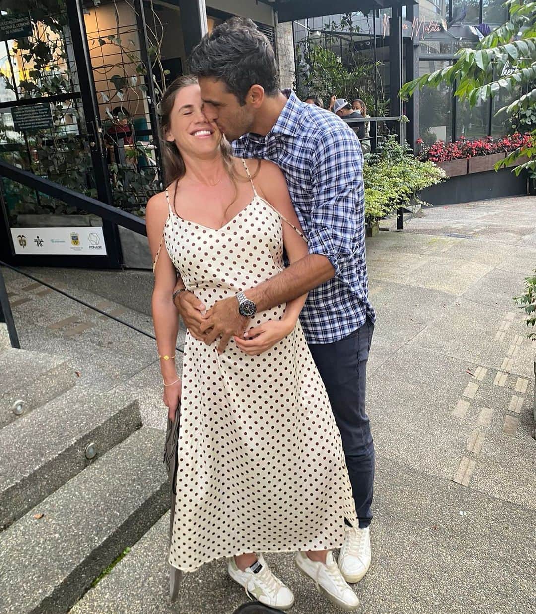 ベレン・モゾのインスタグラム：「Este pollito 🐣 va a nacer en una familia que se quiere mucho y lo espera con mucha ilusión.  Enzo you reckon your parents love each other much?」