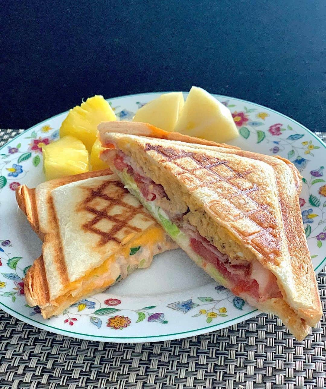 原史奈さんのインスタグラム写真 - (原史奈Instagram)「おはようございます☺️ たまに無性に食べたくなるホットサンドでおうちランチ BLTホットサンドとツナメルト パイナップルと 長野から送っていただいた美味しいりんごも一緒に🍎 お腹いっぱい美味しかった😊 #おうちご飯 #おうちランチ #ホットサンド #blt #ツナメルト  #原史奈  #ゴルフ #ゴルフレッスン #ゴルフ女子 #ゴルフ大好き #golf #ゴルフウエア #ゴルフコーデ #ゴルフグッズ #ゴルフ動画 #ping #ピン #ping女子 #gle2 #g410 #even #archivio #アルチビオ #cuartounited #instagolf」12月13日 6時34分 - fuminahara