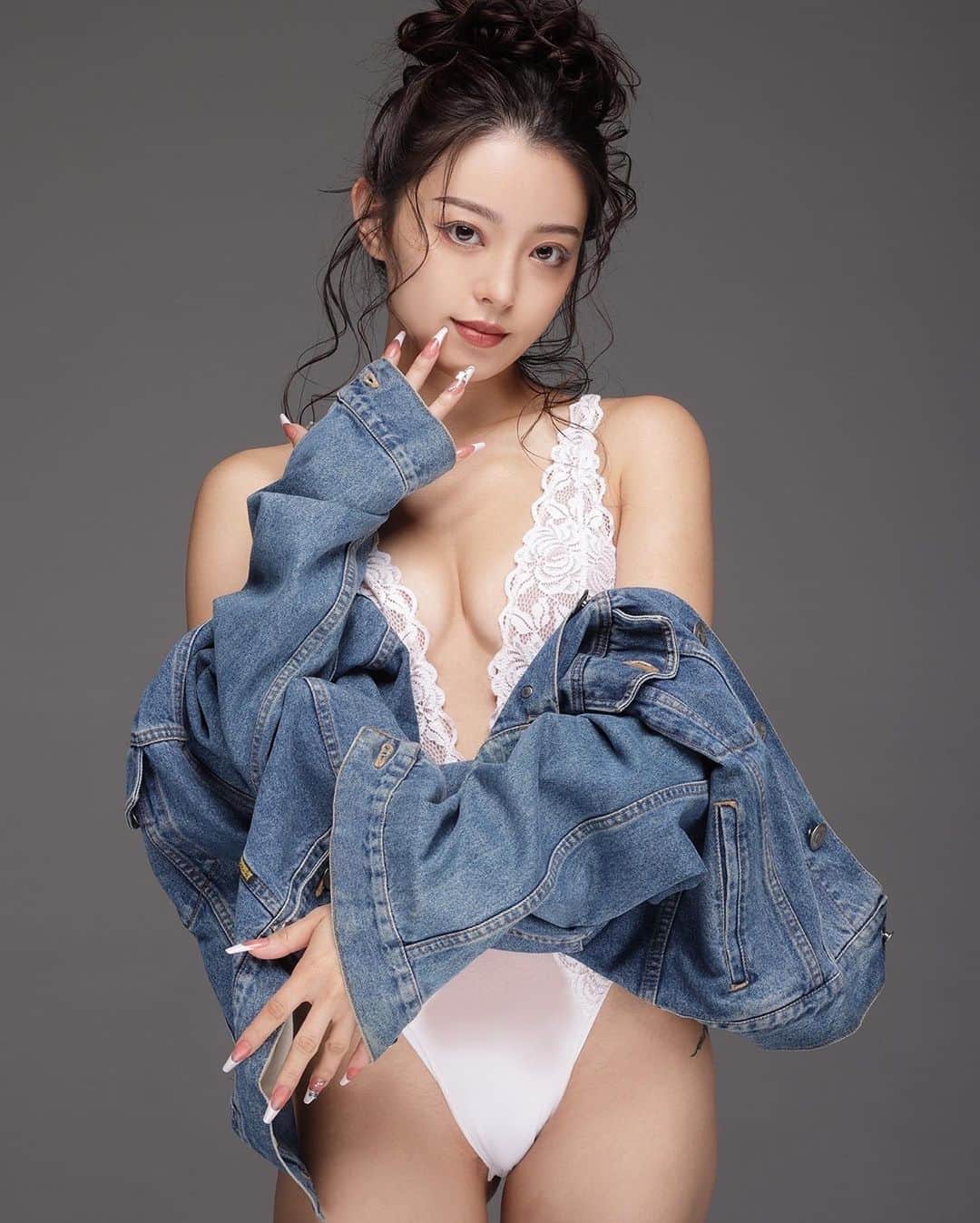 シト山口のインスタグラム：「売れてます売れてますヾ(＠°▽°＠)ﾉ💕✨ 小波デジタル写真集、好評発売中😊💕  プロフィールか、ストーリーのリンクから予約お願い致します🙇🏻‍♂️💕  model @konami_nrsd  hair&make @mariaominami  photo @sito_yamaguchi  #model #make #fashion #hairmake #photo #profoto #shoot  #instafollow #フォロー  #いいね #モデル #小顔 #スタイル #ヘアメイク #メイク #ポートレート #ファッション #ビューティー #作品撮り #写真好きな人と繋がりたい #撮影 #一眼レフ #モデル募集 #被写体 #グラビア  ©︎2022 SITOgraphics All rights reserved.」