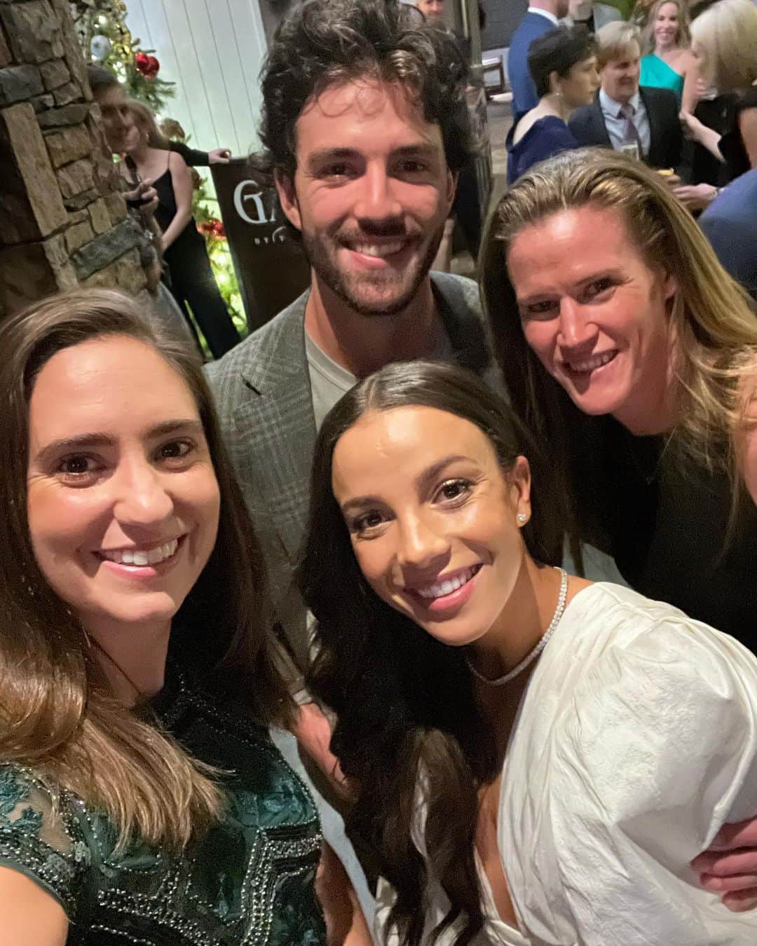 アリッサ・ナアーのインスタグラム：「A beautiful wedding weekend celebrating Mr. and Mrs. Swanson! ❤️❤️🥂🍾」