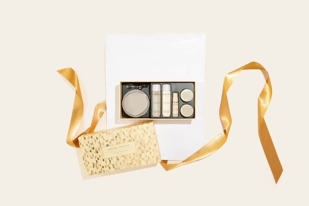 アモーレパシフィック USのインスタグラム：「Still looking for great gift ideas? Gift the ultimate skincare routine with our Supreme Face Regimen Set 🌟  This set includes a full-size of our signature Time Response Skin Reserve Cream, as well as deluxe-sized samples of:   🍃 Time Response Skin Reserve Toner  🍃 Time Response Skin Reserve Fluid 🍃 Time Response Eye Reserve Cream 🍃 Time Response Skin Reserve Serum 🍃 Time Response Skin Reserve Cream  Shop this ultra-luxe set, valued at $724, for just $450 by clicking the link in bio.」