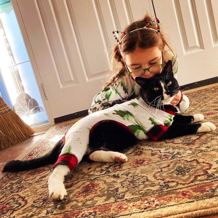 The Cats Of Instagramのインスタグラム：「Hey #COICommunity! A very special girl is turning SEVEN today! Please help us wish Ruthie a very happy birthday! She loves all animals, but she’s always loved kitties especially. It would be ameowzing if as many kitties and kitty lovers wished her a happy birthday on this post today! Look at these pictures of her and her best friend Ferdinand; they spend their days exploring the woods and their evenings snuggled up together. Happy birthday, Ruth! We all love you! @ruthless.adventures」