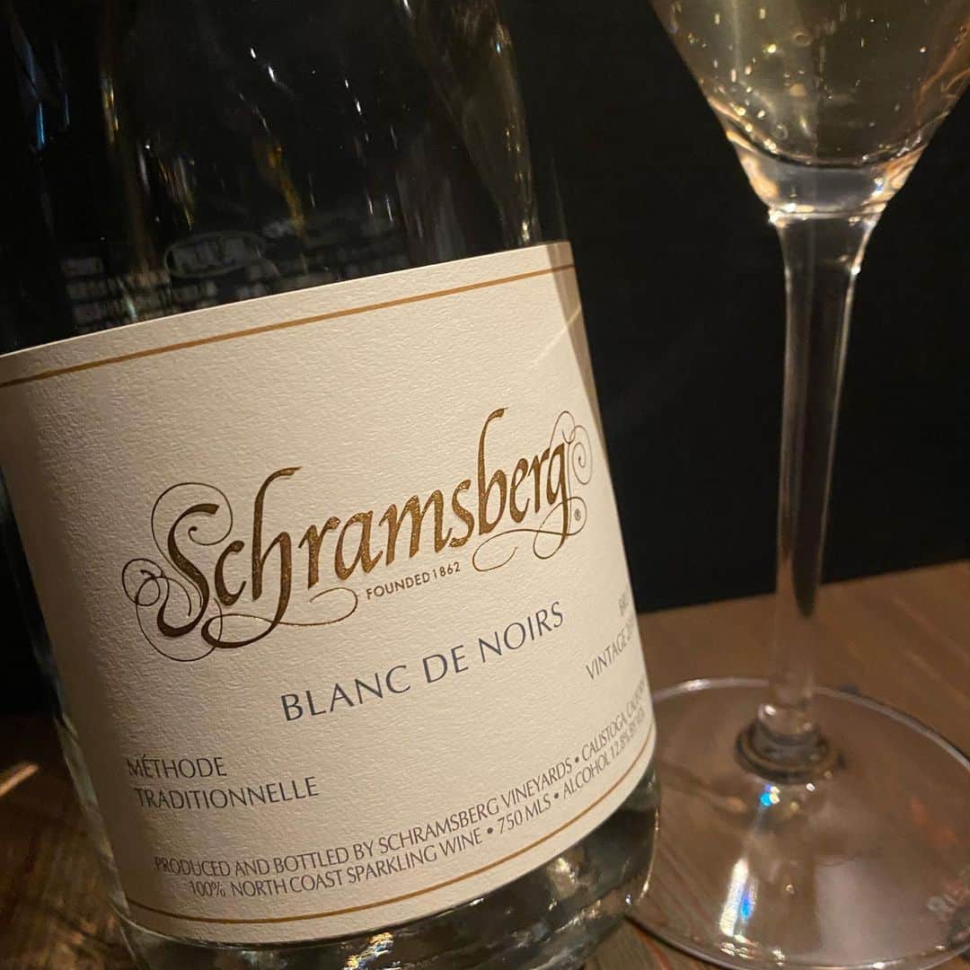 山本侑貴子のインスタグラム：「備忘録として  小見戸さんと 久しぶりに飲みました✨✨  いつものことですが…  あっ！！っという間に ボトルが空きました！笑  楽しい時間を ありがとうございました❣️  アメリカ カリフォルニア  Schramsberg 　Blanc de Noirs シュラムスバーグ　ピノ・ノワール シュラムスバーグ・ヴィンヤーズ  Schramsberg Vineyards   品種 ピノ・ノワール　９０% シャルドネ　　　１０%  シュラムスバーグは アメリカで初めてシャンパンの伝統品種で シャンパン方式のスパークリングを造ったパイオニア✨  アプリコットや蜂蜜の香り 綺麗な酸、優しい泡立ち  〜〜〜〜〜〜〜〜〜〜〜  日本 北海道　余市  グランポレール 余市  ピノ・ノワール 201８ Grande Polaire Yoichi Pinot Noir 201８  サッポロビール  品種 ピノ・ノワール　１００%  ラズベリーやイチゴを想わせる華やかなアロマ エレガントでチャーミング」
