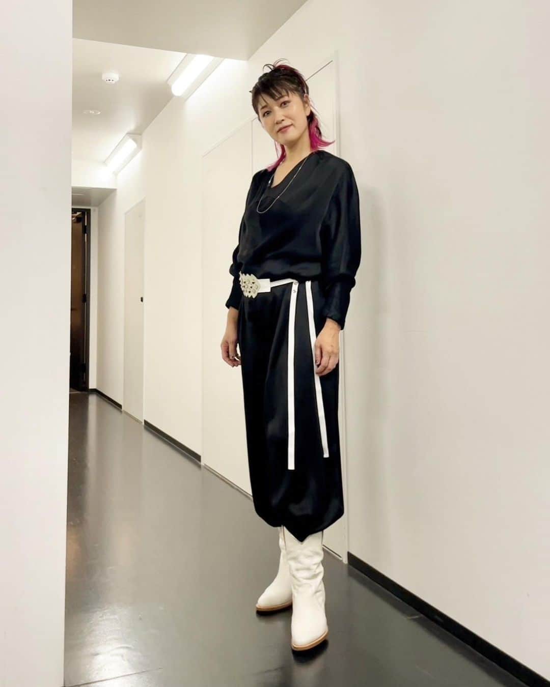 BONNIE PINKのインスタグラム：「先日のビルボードLIVEでの衣装は安野ともこさんにスタイリングしていただきました。ブーツはB'witch。 ファッションに正解不正解はないかもしれないけど、その日の気分を底上げしてくれるお洋服がその日の正解だとすれば、大ベテランのともこさんとB'witchデザイナーで親友の藤堂有香という二人のエキスパートのパワーが注入されたこの衣装は大正解で、二人の願いも歌にプラスされたようでとても心強かったです。 LIVEを裏で支えてくれるスタッフはたくさんいます。誰一人欠けずに６本のショーが終えられたことはこの時期とてもラッキーだったのかもしれません。 細心の注意を払って並走してくださった一人一人に、改めて感謝を❤️。」