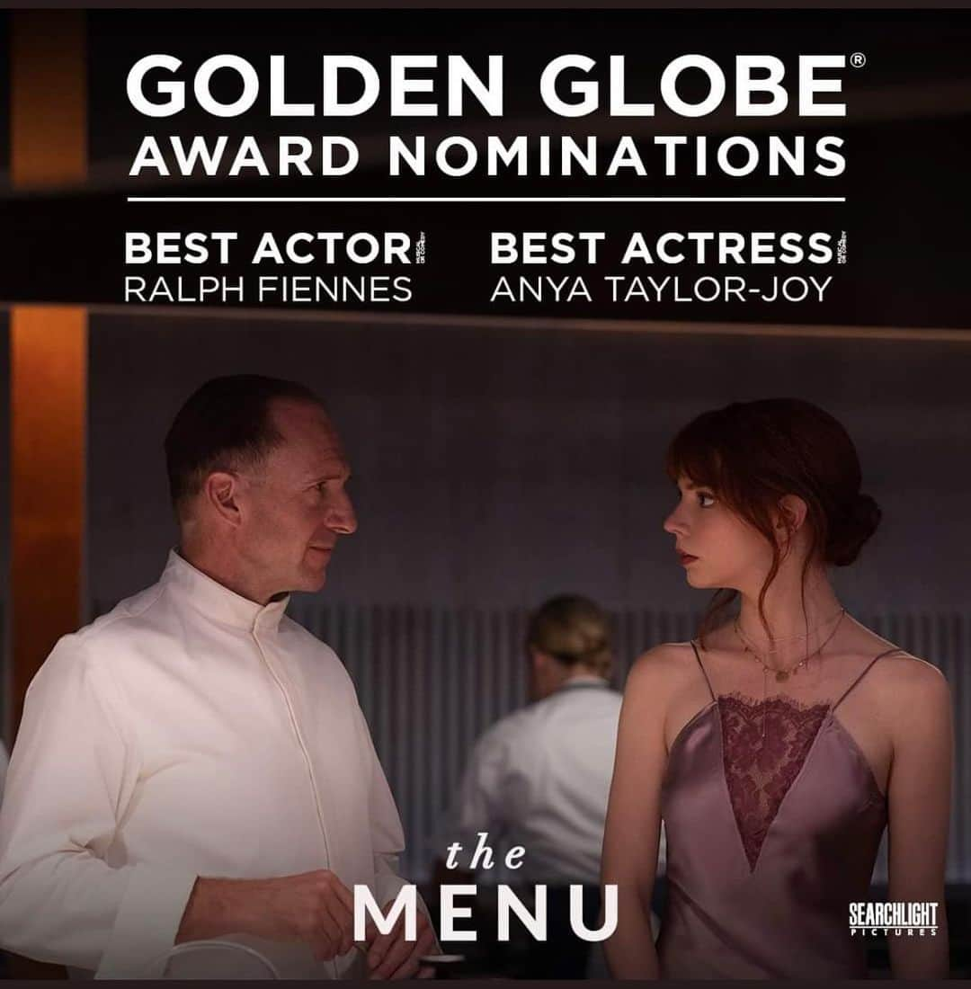 アニャ・テイラー＝ジョイのインスタグラム：「My goodness🙊🔪🩸  Thank you so much @goldenglobes for showing love to our weird, wonderful creature of a movie… all my love to our unbelievable cast and crew and a huge congratulations to the man himself, Mr  Ralph Fiennes. It is an honour and a privilege to share a stage and life with you :)  EEEK!  @searchlightpics @themenufilm」