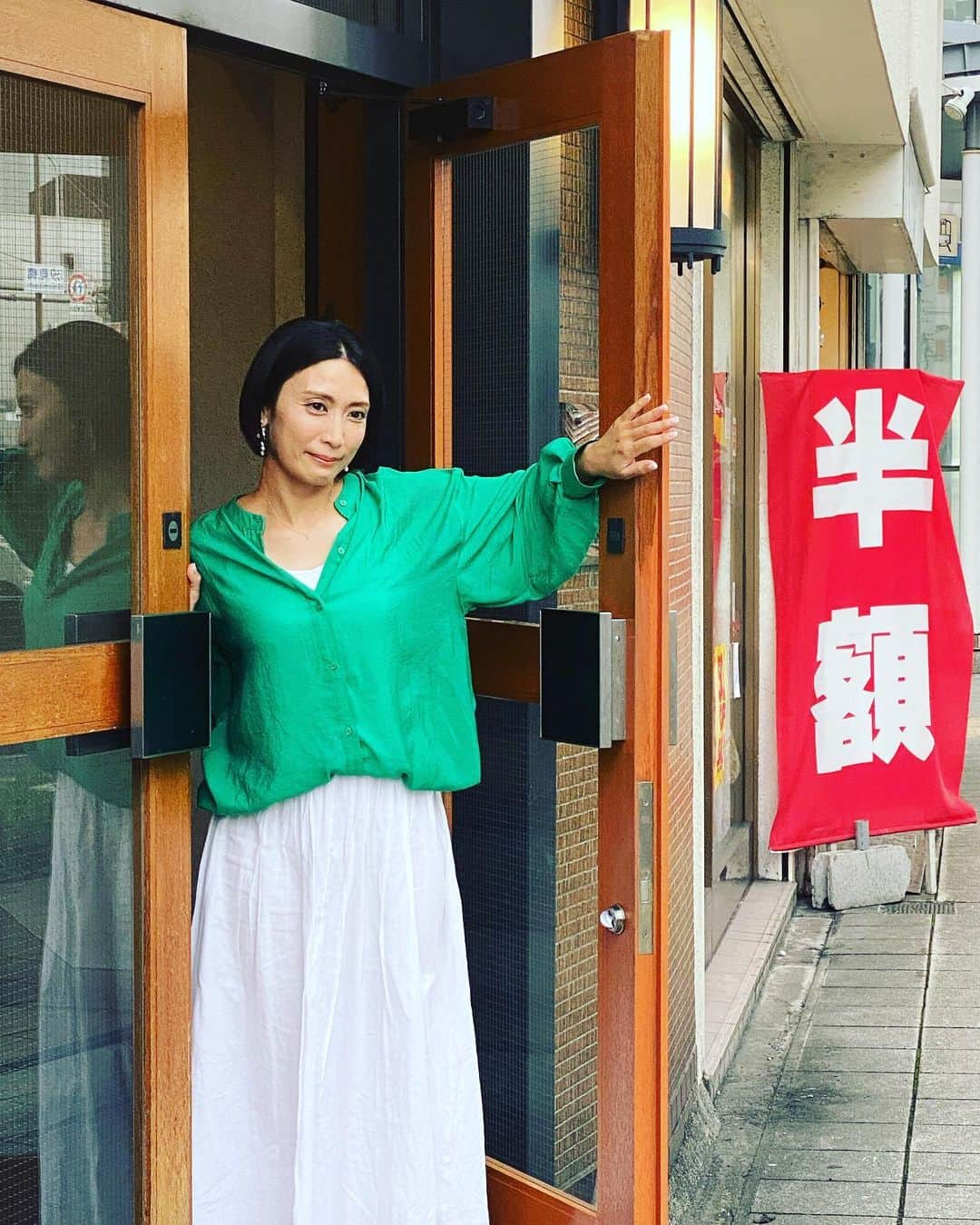 松川浩子さんのインスタグラム写真 - (松川浩子Instagram)「MBSアナウンサーカレンダー2023  カレンダーと共に入ってくる 誰が当たるかわからない フォトカード  私のはコレ🤣 たまたま半額ののぼりと一緒になり。 でもそこは切ってくれているはず！  来年のカレンダーも 大阪の生きている建築フェスティバルとの コラボレーションで とても素敵な建物とアナウンサーが 一体となっています。  そしてなんとクリスマスイブに🎄イベント❣️ 是非アナウンサーに会いにきて下さい。  MARUZEN＆ジュンク堂書店梅田本店で サインを済ませたフォトカードをお渡しするイベントがあります！  ★ジュンク堂梅田でカレンダーを予約、購入していただいた方１００人限定 （他のジュンク堂は対象外です）  ★書店に直接来店購入か電話予約となります！ 予約番号をお知らせしますのでレジでお伝えください。（イベント当日も可） 支払いを済ませお渡し会場にお越しください。  ★詳しくは MARUZEN&ジュンク堂書店梅田店のＨＰか　 06-6292-7383 （10：00～22：00）まで  #mbsアナウンサー #mbsアナウンサーカレンダー2023#松川浩子」12月13日 10時24分 - hiroko_matsukawambs