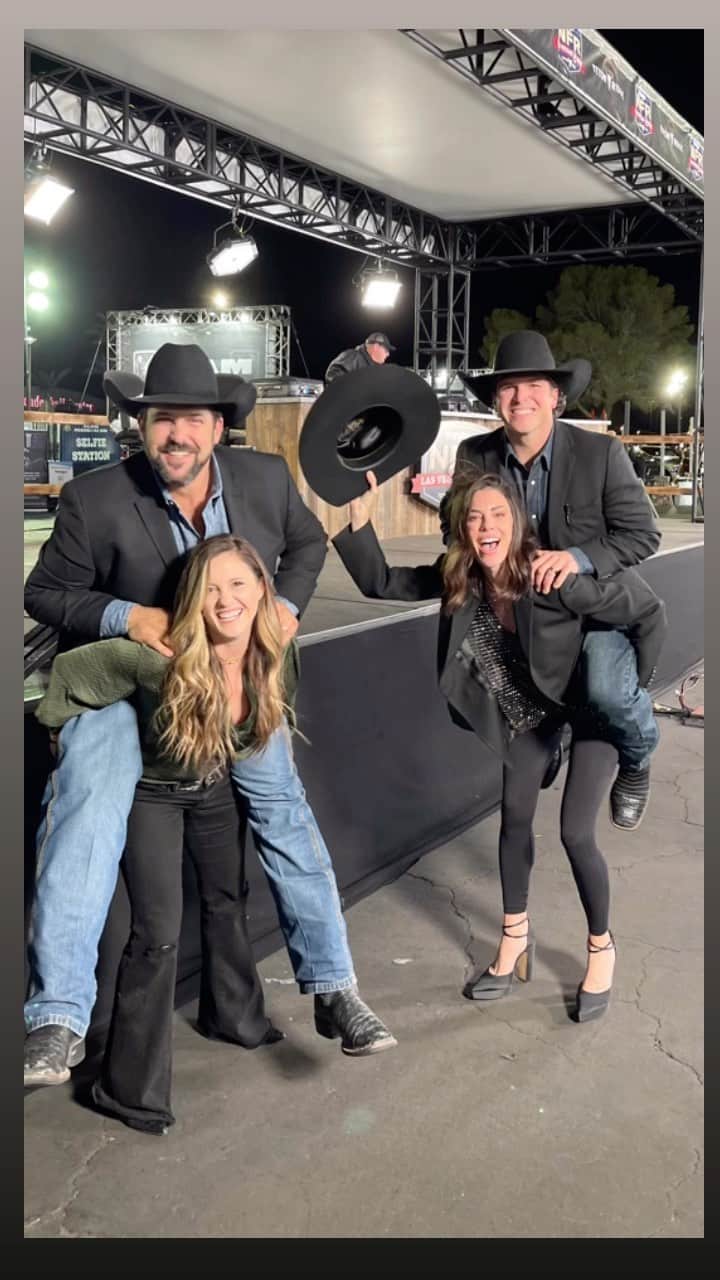 ペイジ・ローレンスのインスタグラム：「Viva Las Vegas!!! What a memory and laugh (and shoulder ride) filled 10 days!! I cannot wait to be back watching @richmondchampion ride again but it’s safe to say that we enjoyed the heck out of the NFR this year and embraced it for all of its differences.  Congrats to all the world champions; all the hugs for @lindsaybranquinho @lukebranquinho for all the laughs, special thanks to @jackiehobbscrawford @jbmauneyxv  and the @tetonridge crew for making this year uniquely amazing; extra love and smiles for all our rodeo family and friends; and as always- love you, @richmondchampion 💙🫶  Until next year! 🤘🏼」
