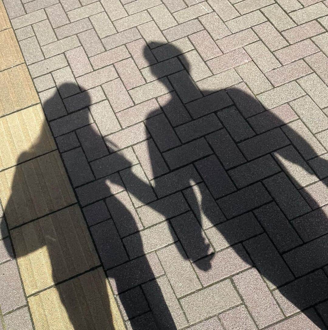 花那のインスタグラム：「🌿🕊 . . 私事で恐縮ですが、先日結婚致しました。 . 新しい命も授かり、来年春出産予定です。 日々大きくなるお腹を愛おしく感じながら、残りのマタニティライフを楽しみたいと思います🫧 今後とも温かく見守って頂けたら嬉しいです🤍 . #結婚報告 #妊娠報告 #双子妊娠中 #マタニティライフ」