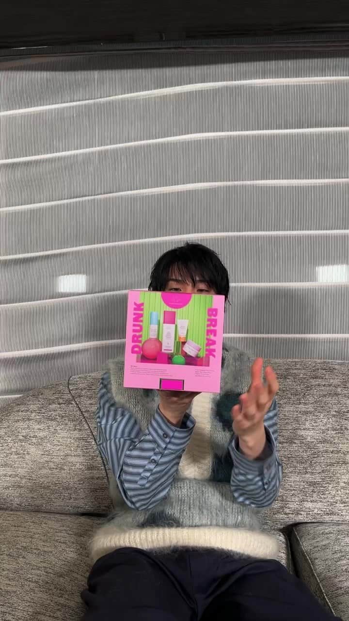 のインスタグラム：「ドランクエレファントスペシャルライブ！🐘 ホリデーキット2種類のご紹介をしました☺️ 公式オンラインでホリデーキットを購入時に『doridrunk』のプロモコードを入力したらスペシャルプレゼントがあります✨  さらにプロモコードを使った人の中から抽選で5名様に僕からのプレゼントもあるので是非チェックしてみて下さいね！  #ドランクエレファント #ハッピースキンを送ろう #promortion  今日は洋服もオーガニックに @cosstores_jp で🖤」