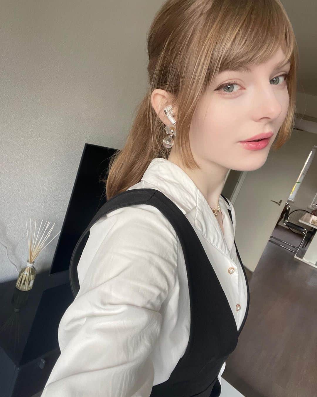 Ella Freyaのインスタグラム：「I have my first uni exam since over 5 years tomorrow! Wish me luck guys 😳 I’m actually dying from nervousness now.」