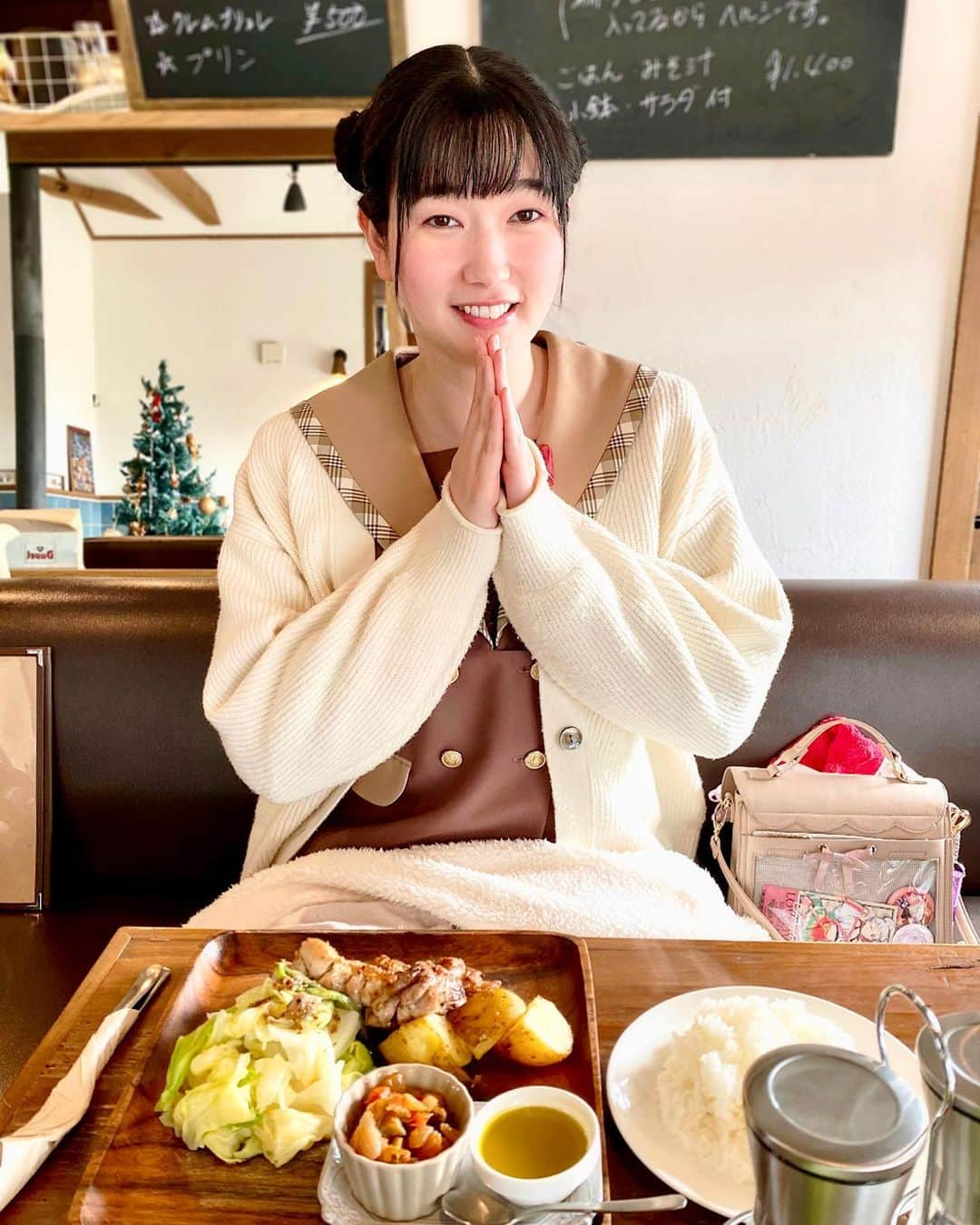 西原さつき（さつきぽん）のインスタグラム：「講演ツアーも残すところ、あと2週間になりました‼︎ ⁡ 新潟から愛媛まで、色んな場所を回っていると全国の美味しいものが食べられるのが楽しみです♡´･ᴗ･`♡ そして食欲が……止まりません。特に冬場は毎年なぜか食べる量が増えるのです。。どうしよう。笑 たくさん食べているので写真シェアさせてください🫣 （ラーメンは味玉トッピング派） ⁡ さっきまで岐阜県にいたのですが、今日から京都にしばらく滞在します🌟 京都の美味しい食べ物や、オススメの観光スポットがあったら教えて下さいฅ^•ﻌ•^ฅ  #食欲が止まらない  #グルメ女子  #トランスジェンダー  #乙女塾  #カンコー学生服  #講演会  #さつきぽん」