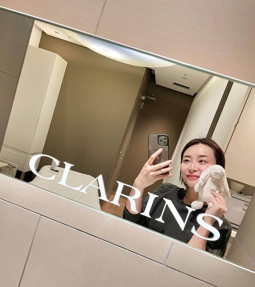 佐々木あさひのインスタグラム：「友人から勧められていて妊娠したら絶対行きたいと思っていた銀座SIXにあるクラランスSPA へ行ってきました🥹癒  妊娠3ヶ月以上から受けられるマタニティ向けのコースなので、横向き寝で施術してもらえるし、9ヶ月の私でも苦しくなくリラックスして受けられました！ 最近施術内容がよりそれぞれの身体に合わせた内容にリニューアルしたようで『どこか身体で気になることありませんか？』と質問を頂いたのだけど、すぐに言葉が出てこなくて…この感覚が違和感で…（1人の身体の時は具体的にスラスラ言えてた）  それでハッと気付いたのが、 『妊婦だから身体しんどくてもしょうがない』 『言ってもどうにもならない』と めちゃくちゃひとりで我慢する事に慣れちゃってたなーって！  その後リハビリがてら足の浮腫が〜とか、腰が〜とか要望を伝えて言ったら意外とすぐに元の感覚には戻ったんだけど、身体のことだけじゃなくて心も含めて溜め込まないようにしよっと。と予想外な事に気が付くキッカケにもなり感謝🙏✨  肝心のマッサージはお悩みやパーツに分けて調合を変えたオイルで優しく流れるようなタッチで途中うとうと、夢心地でした🌈 最後引き上げ効果のあるバスト用のジェルで胸周りも仕上げてくれて、マタニティ用のクリームもペタペタせずにすごく使い心地が良かったです👍一番最後の写真の2商品です。  脚の浮腫も取れて軽やかな足取りでお家に帰れましたとさ。  Thank you @clarinsjp 🤍 #クラランス #クラランススパ #銀座six #ginzasix #マタニティマッサージ #マザートゥビー」