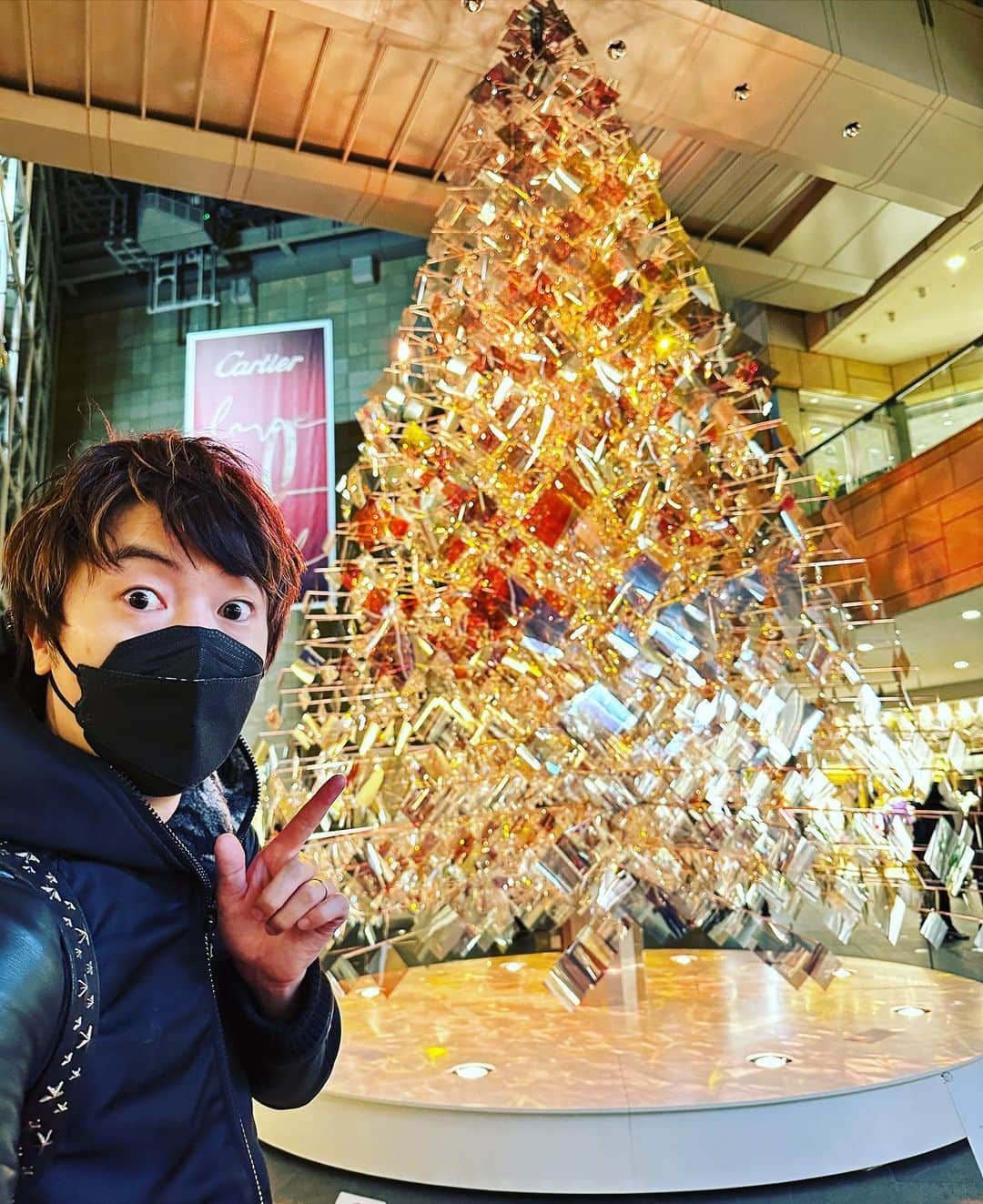 マスオさんのインスタグラム写真 - (マスオInstagram)「この前六本木ヒルズで豪華なクリスマスツリー見てきました！  買うとしたらいくらするのか異次元なツリーですね！笑」12月13日 21時14分 - masuotv