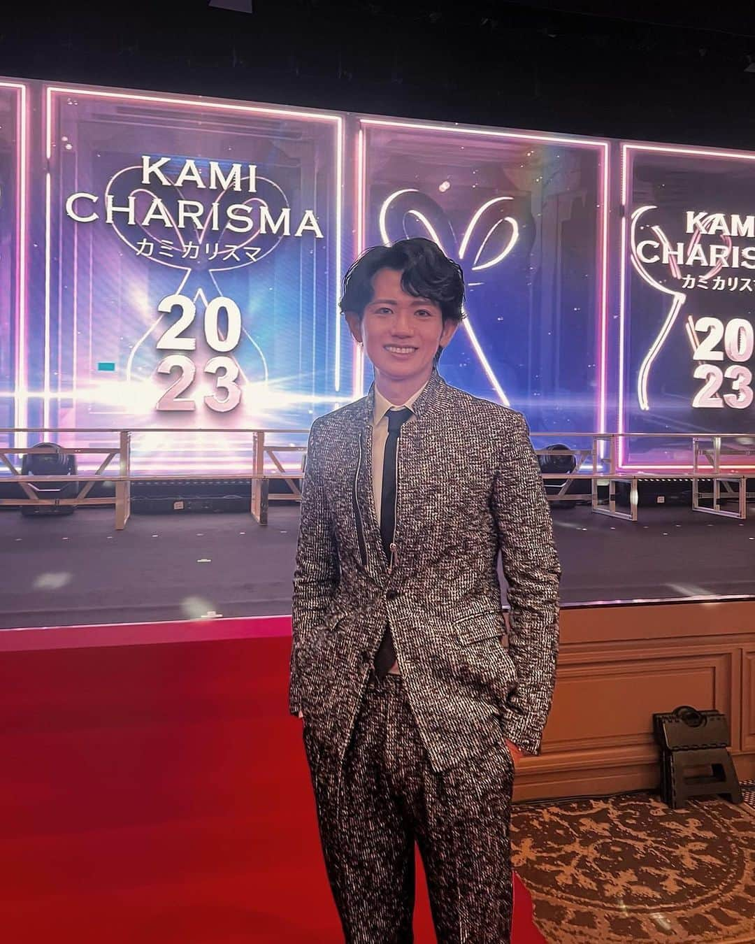 片山良平のインスタグラム：「KAMI CHARISMA 2023🤵‍♂️ 今年も２つ星いただきました⭐️⭐️  53万人の美容師の中から35名の2つ星美容師に、LONESSは25万件の美容室の中から19軒しかないトリートメント部門で選んで頂きました✂︎   4年連続と選んで頂き光栄です‼︎  これからもこの名に恥のない様、美容業界へ貢献します🙏 ありがとうございました✨  #kamicharisma  #カミカリスマ #2023 #星2つ #⭐️⭐️ #日本から世界へ  @loness0301」