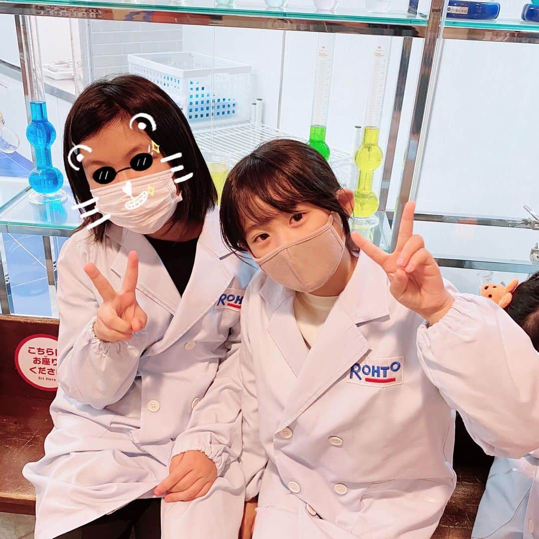 *yoko*のインスタグラム：「* ◇2022.12.13 • 初キッザニア！ ずっと行きたくてやっと行けたー クライミング、ペンキ職人、キャビンアテンダント、医薬研究所、パフォーマーを体験したよ！  食品系は全然予約が取れなくて、次はもっとうまいことまわれるよう勉強していかなあかんなー でも出来立て熱々のピザ食べれて心乃はご満悦やったけど🍕  こんな色んな体験が本格的にできるって素晴らしいな！ 見てるだけでも楽しかった♡  #キッザニア」