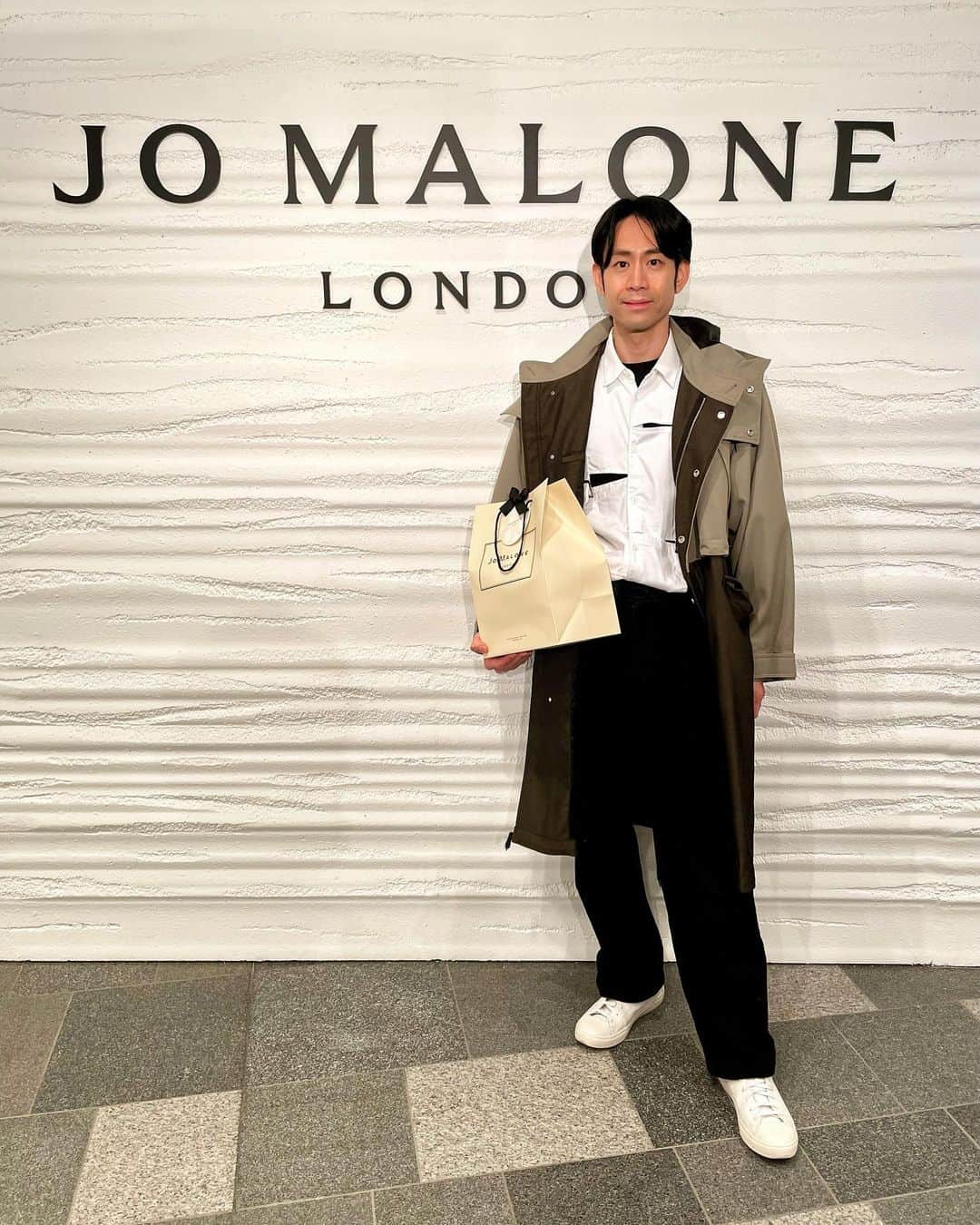 DJ Komoriのインスタグラム：「今年もJo Malone Londonが表参道ヒルズで開催しているクリスマス・イベントへご招待いただいたので✨  華やかな空間と素敵な香りの演出で、すっかりクリスマス気分🎄  間もなくホリデーシーズンということで！ Jo Malenoの中で個人的にギフトでおすすめなのが・・  男性用はコロン インテンスコレクション 女性向けはコロン コレクション。  どちらも小さな瓶で5種類のコロンが入っていてその人の好みに合わせて使えるし、どれもキツ過ぎない香りなのできっと幅広い方に気に入ってもらえると思います！！ （インテンスコレクションを愛用中🙋‍♂️）  そして今年のホリデーギフトに English Pear & Freezea Jo Maloneのアイコニックな香りのキャンドル🕯 ありがとうございました💝  #jomalone #jomalonelondon #omotesando #ジョーマローン」