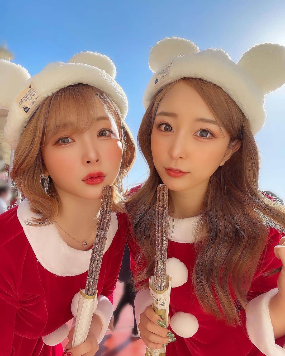 石田みかのインスタグラム：「ChristmasDisney💖 . . サンタコス×ミッキー帽子が相性良すぎて 私達のために作られたのかと思った🥹ww . . ネイルも緑×赤でクリスマスカラー🎄 . . #ディズニーランド #クリスマスディズニー #サンタコス #ミッキーコーデ #ミッキー帽子 #ふたごコーデ #リンク#日本女孩 #我的最愛」