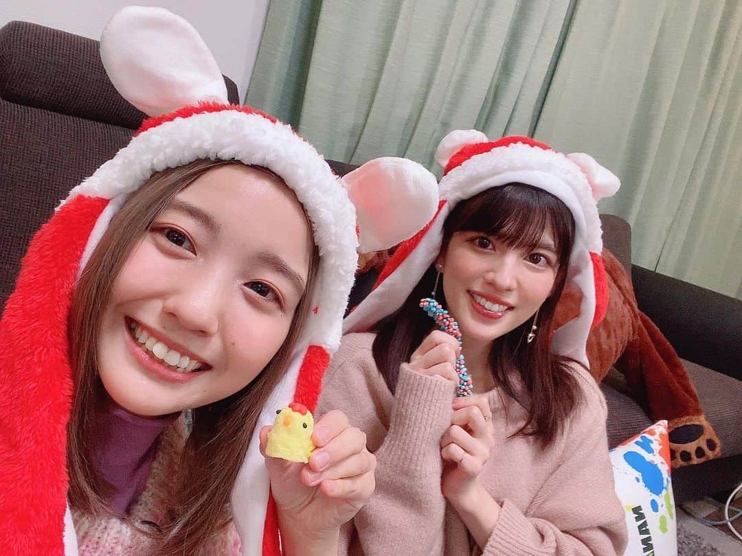 春瀬なつみのインスタグラム：「#てんかべ クリスマススペシャル ありがとうございました！！ 今年最後の放送でした✨ . 今日は海外のお菓子をたくさん買って来て、食べ比べたり🤤クイズをしたり🥳 ルートビア初めてだったから衝撃の味でした👼 . 箸休めのたくあんの安心感😌 . 今年もてんかべをありがとうございました！ 来年もよろしくお願いします✨ #愛原ありさ」