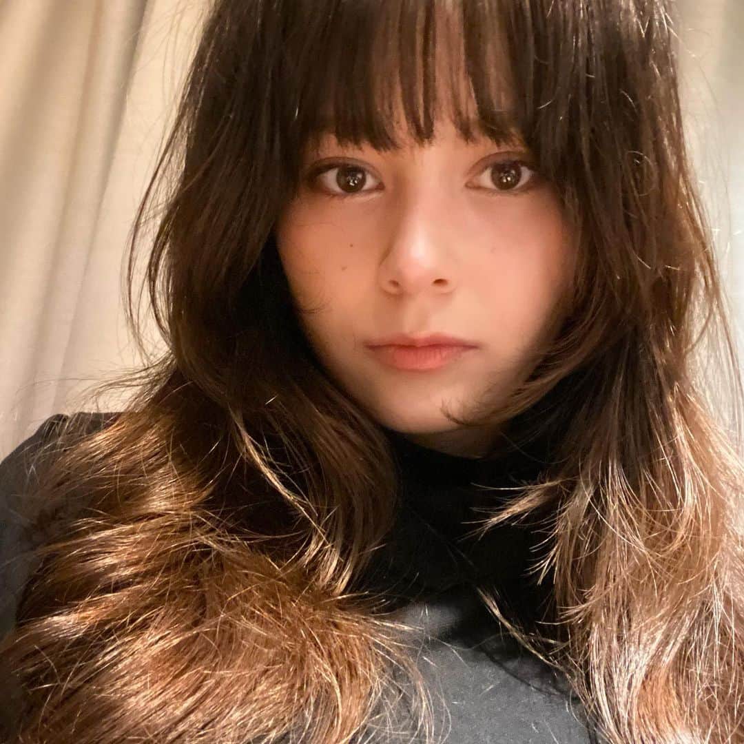 エイミーのインスタグラム：「サボっていた美容院に行きました💇🏻‍♀️ レイヤー復活✌🏻」