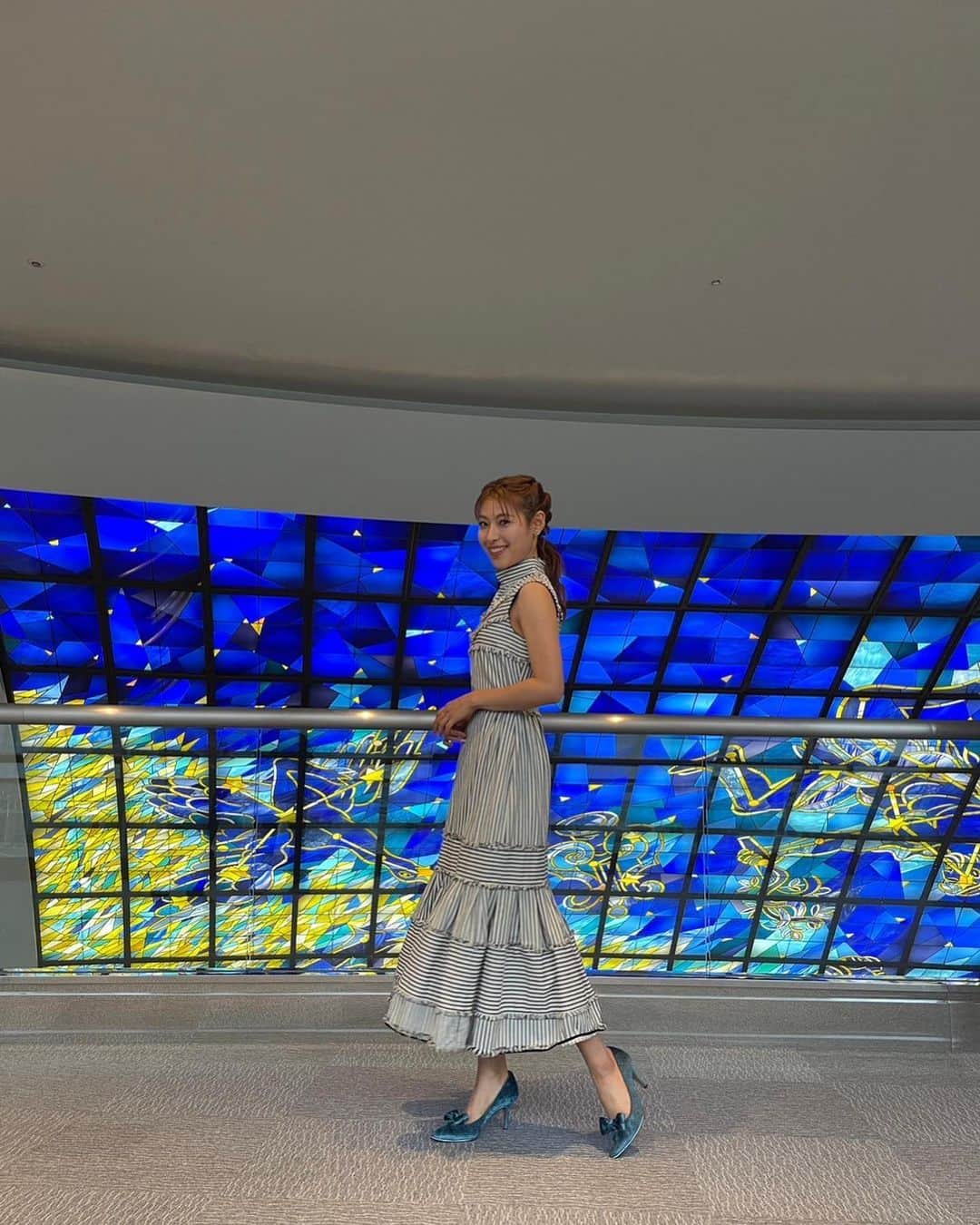 瀧本美織のインスタグラム：「ミキプルーンイベント＠横浜 パシフィコ横浜にて！ ありがとうございました✨ それぞれ行く土地をイメージして衣装選んでいて、この日は横浜イメージ😋 ヘアはお任せで可愛くしてもらいました💟 @masako_ide   earrings @earrings_larc ring @seasukii_jp heels @kanematsu_official   #ミキプルーン」