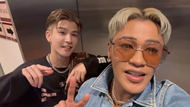 のインスタグラム：「ありがとう🤞🏽 2人で初披露最高だったね✌️ Nice show @takanori_iwata_official #アップルパイとバニラアイス」