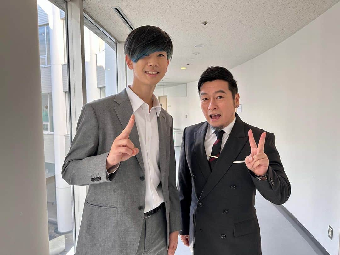 松浦航大さんのインスタグラム写真 - (松浦航大Instagram)「ものまねグランプリ優勝できました！ ありがとうございます〜！よっしゃー！！！  本当に僕の人生のストーリーも点と点が繋がったし 感動的な優勝回になりました。  予選曲はゴスペラーズさんの「ひとり」 僕は高校時代からゴスペラーズのファンで アルバムやライブDVDを見て研究するし カラオケでも歌いまくるし友達にも布教するような高校生でした。  そのくらいアカペラ大好きで 僕が最初にバズった動画はものまねアカペラの動画。 それがバズったおかげでものまねGP含む いろんなテレビ番組に出られるようになって つまり僕の音楽人生の根源に関わる 大事なグループなんですけど そのゴスペラーズ黒沢さんが審査員！  だから正直！これだけでも嬉しかったんです！ 大好きな黒沢さんの前でゴスペラーズの曲を ものまねできることに感謝して心から楽しんで歌いました。 会場では村上てつやさんの声で歌ったので 収録の日は黒沢さんから「いつ俺の真似してくれるの？」 なんて笑いながら言われたんですけど ちゃんとコーラスも自分で録音しておいたもので 1stコーラスはもろ黒沢さんの真似で入れておいたので なんとか達成できたかなと笑  Bブロックは歌まねで強者揃いの ハイレベルでとてもスリリングな予選を なんとか潜り抜け決勝へ  決勝は初心に戻る意味もあり 一番得意な平井堅さんの「瞳をとじて」を 選んだんですけど 同じ歌マネの路線で めちゃくちゃ強いビューティーこくぶさんが 決勝決まってて、よりプレッシャー。  だからこそ俺はここで優勝なんかできなくてもいいから 心から歌を歌おう。考えてもしょうがない。 人の感情を動かすのは感情なんだと言い聞かせて歌いました。  いざ決勝の結果発表で本当に優勝できて 名前が4つめ上がった瞬間鳥肌がブワーってたって全身で嬉しかった。  そして裏話というか、優勝が決まった時、 黒沢さんがハグしてくれたこと。 夢と不安でいっぱいだった学生時代から 今までが走馬灯みたいに駆け巡ったし  先日ものまねGP卒業されたコロッケさんが涙ぐみながら 「ここからが大変だよ」と言ってくれたこと 優勝を祝ってくださいつつも ミュージシャンとしても、ものまね使いとしても ここからまだまだ頑張れよっていう愛と この優勝の重みを感じて めちゃめちゃ泣きそうだったし 番組でも涙を堪えてしゃべってたけど 逆に俺は今日泣いちゃいけないんだって強い決意に変わったんだよね。 あぁここからなんだなって。 達成感もありましたがエネルギーにすぐに変わりました。  やること、やりたいことはいっぱいあって  ・僕自身の楽曲、僕自身の声を たくさんの人に届けること。  ・ものまね業界のアーティスティックな界隈を そしてそのイメージを活性化させること。  よく"歌手とものまねの二刀流"といった 表現をされることもありますが 僕はそうだとは思っていません。  モノマネしてようがしてまいが 僕はいちシンガーであり、 歌で心や世界を伝えるのが仕事。  だからこれからも歌っていくし モノマネをすることもやめません。 ただみんなの心に歌を届けていこうと思います。  ものまねグランプリ優勝 見届けてくださりありがとうございました！ かんぱーい！！！  p.s. YouTubeではオカンに報告してみた動画を アップしてるので見てくださいね🦒  #松浦航大 #ものまねグランプリ #シンガー #ゴスペラーズ #ひとり #平井堅  #瞳をとじて」12月13日 21時54分 - kodai_matsuura