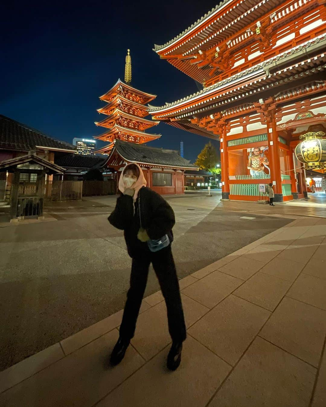 愛花のインスタグラム：「浅草のライトアップ綺麗だったー🏮✨夜だと人も少ないからゆっくりできた♡  ずっと欲しかったアンテプリマのバックでお出かけできて幸せだった🥹🤍きらきらかわいいお気に入りっ！ @anteprima_japan   防寒対策バッチリしたくて、カルナムールのバラクラバもつけた！可愛くてあったかい…!! @calnamur_official  ゆったりしたシルエットがすき🫧  あとやる気なさすぎるわんちゃんかわいくて爆笑しちゃったし カマンベールもんじゃ美味しくて感動したからみんな食べてほしいーーーーチーズ大好きな人は絶対ハマる。ほんとです。綺麗に写真取れてないのが悔しい。六文銭ってところで食べれます🧀  #浅草　#浅草グルメ #浅草ライトアップ #asakusa  #tokyo #もんじゃ 　#カマンベールもんじゃ #六文銭」