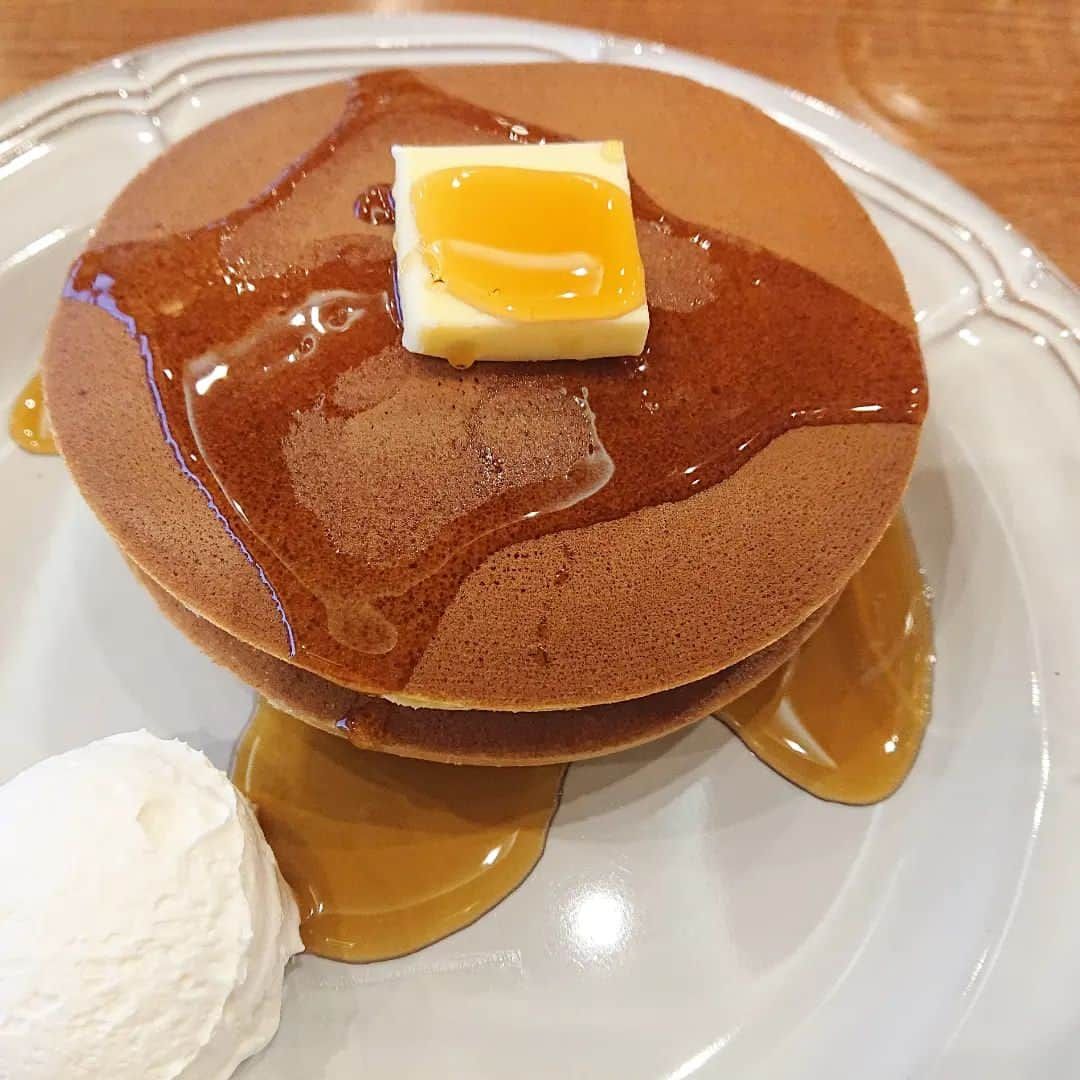 石原祐美子のインスタグラム：「絵に描いたようなホットケーキあります🥞て表に書いたらええのに、珈琲館☕ ・ 銅板でじっくり焼いてはるから、外側さっくり、中ふぅわふわ😍たまらんわ🤤 ・ ・ #ホットケーキ #トラディショナルホットケーキ #珈琲館 #炭焼きコーヒー #銅板 #銅板焼きホットケーキ #🥞 #☕ #コーヒー #珈琲 #喫茶店  #パンケーキ #食べスタグラム #スイーツ  #珈琲館藤阪駅前店 楽しかった #枚方巡業 の帰りに寄りました」