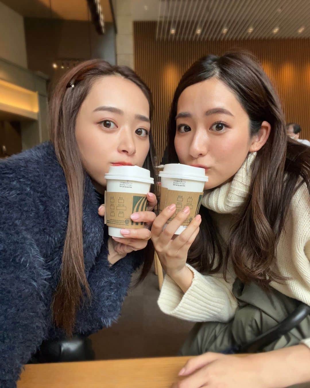 近藤千尋のインスタグラム：「ちーまこ❤️ 今からランチしない？ いくー！ で集まれる距離幸せ🤣🎄笑  よし、お仕事頑張ろっと💓🥰」