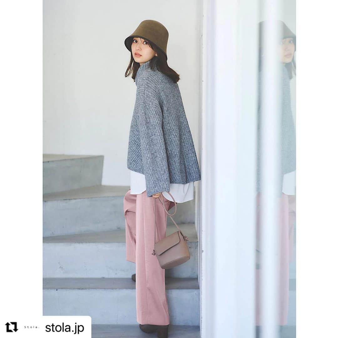 逢沢りなのインスタグラム：「「stola.」 新たに公開されました🕊️ ぜひご覧ください♡  #Repost @stola.jp with @use.repost ・・・ 3つの最旬ボトムを着回し❄︎ 光沢カラーパンツ▶︎カジュアル気分の日 ピンク×グレーの洗練された配色が、リラクシーな着こなしを目新しくアップデート。艶めくピンクが大人の可愛げを引き出します。 バケットハットを被れば旬度も最高潮！今年らしいスタイリングを楽しんで。 ㅤㅤㅤ 12/7のインスタライブアーカイブでは、このパンツの着回しコーデバリエをご紹介！ぜひご覧ください☺︎ ㅤ ㅤ #Stola. #ストラ #大人可愛いコーデ #大人可愛い #着回し #着回しコーデ #ワイドパンツ #ワイドパンツコーデ #レイヤードコーデ #石上美津江 さん #逢沢りな さん @stola_snap  @ishigamimitsue  @aizawarina0728」