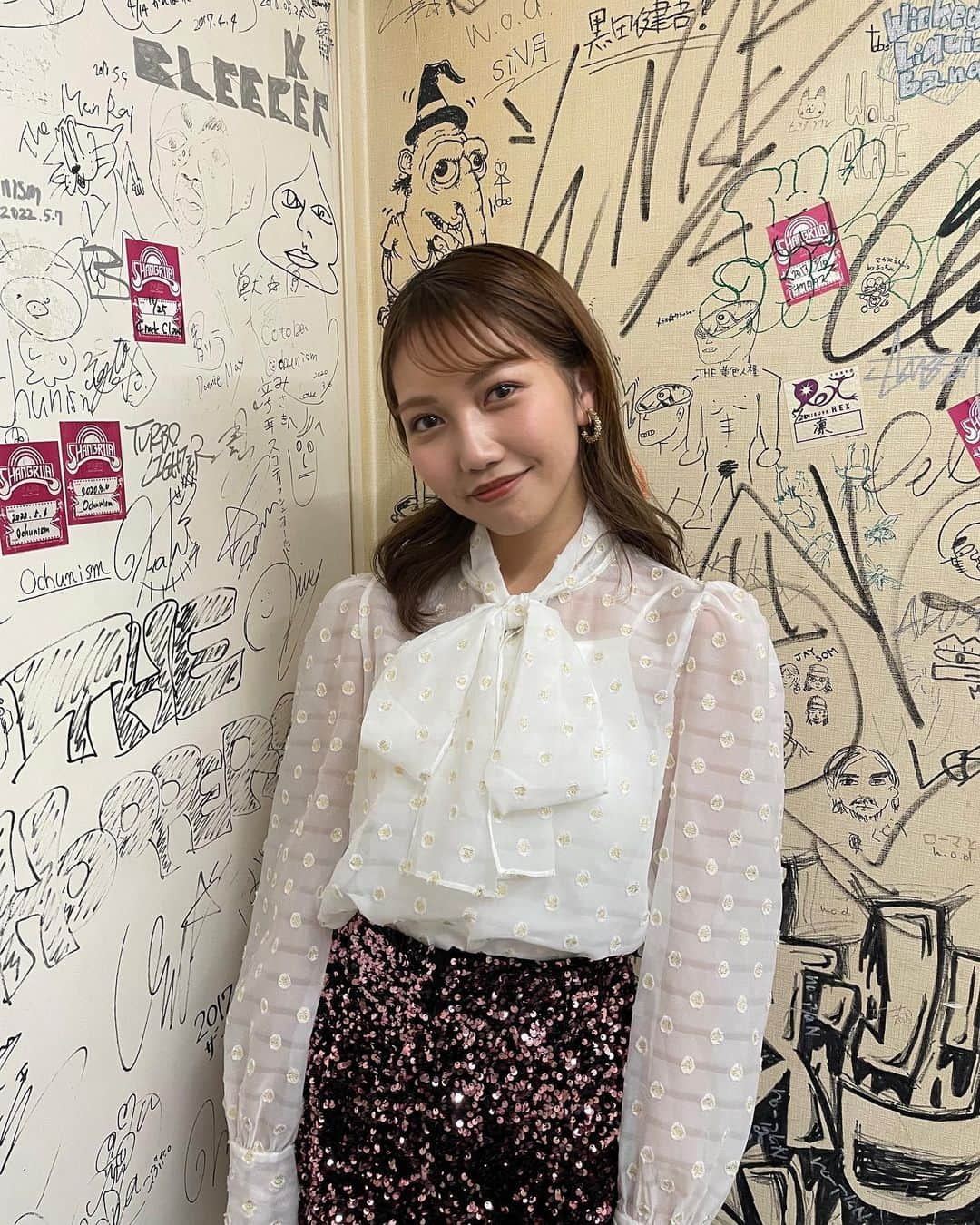 井上苑子のインスタグラム：「衣装は今回も自分で調達しに行った🛍✨よきね☺️🫶🏻🎀」