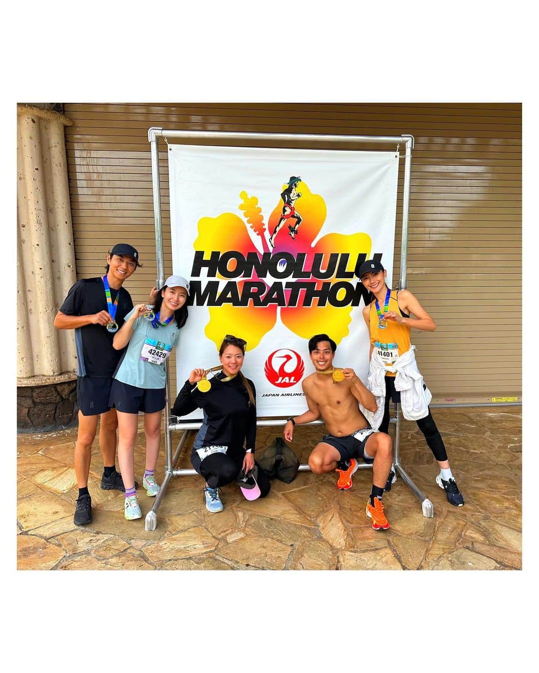 高田汐美のインスタグラム：「第50回記念大会ホノルルマラソンに大好きな人達と参加して来たよ🌺  歩かない。か、5時間切り。 のどちらかを目標にしてたんだけど、両方を達成できたー💓 4時間51分13秒  初めてのマラソンですっごい緊張したけど大好きなハワイ🌺で お馴染みのメンバーに ハワイメンバーのおかげで素晴らしい経験ができました、、、  本当に感無量すぎて来年も参加決定🫶 勝負もあるからね、目標に向かって頑張るの好き👼 新たな趣味ができて嬉しい♡  やっぱ応援してくれる仲間ってすごくいいなって再確認♡  みんなありがとうございました♡  DMやコメントで応援やお疲れ様メッセージくれたフォロワーの皆様も本当にいつもありがとうございます💕  @on.japan  の靴が走りやすくて感動！おすすめ！  #ホノルルマラソン　#ハワイ　#honolulumarathon  #hawaii #honolulu #マラソン　#waikiki #marathon  #l4l #instagood #instalike #vacation」