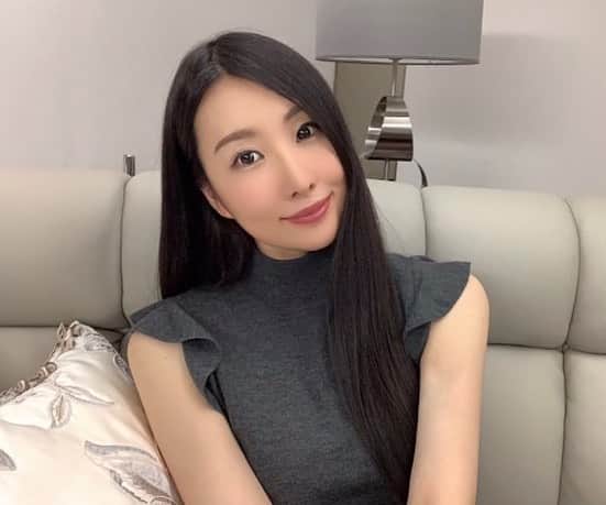 のインスタグラム：「数年ぶりの更新💫  インスタハマってたときは、20代前半でしたが、今はすっかり大人になりました🕊  #selfie #sel #myhome #myhouse #interior  #myroom #セルフィー#インテリア #2022 #30歳」