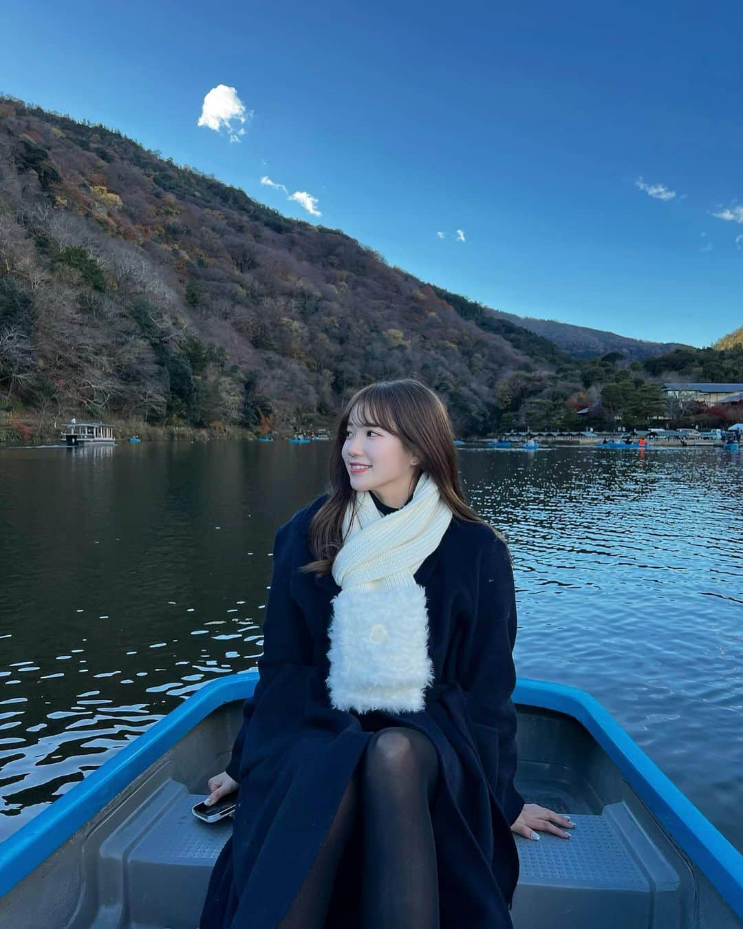 藤中里緒のインスタグラム：「まだ秋が残ってる間に嵐山へ🍂  何回か嵐山には行ったことはあったけど、自分で漕ぐボートは初めて🚣‍♀️  漕いだ先にあるあつあつのみたらし団子は最高でした🧏🏻‍♀️  #嵐山 #京都観光#嵐山グルメ #嵐山食べ歩き #嵐山渓谷 #紅葉 #京都グルメ #セントフォース #セントフォース関西」