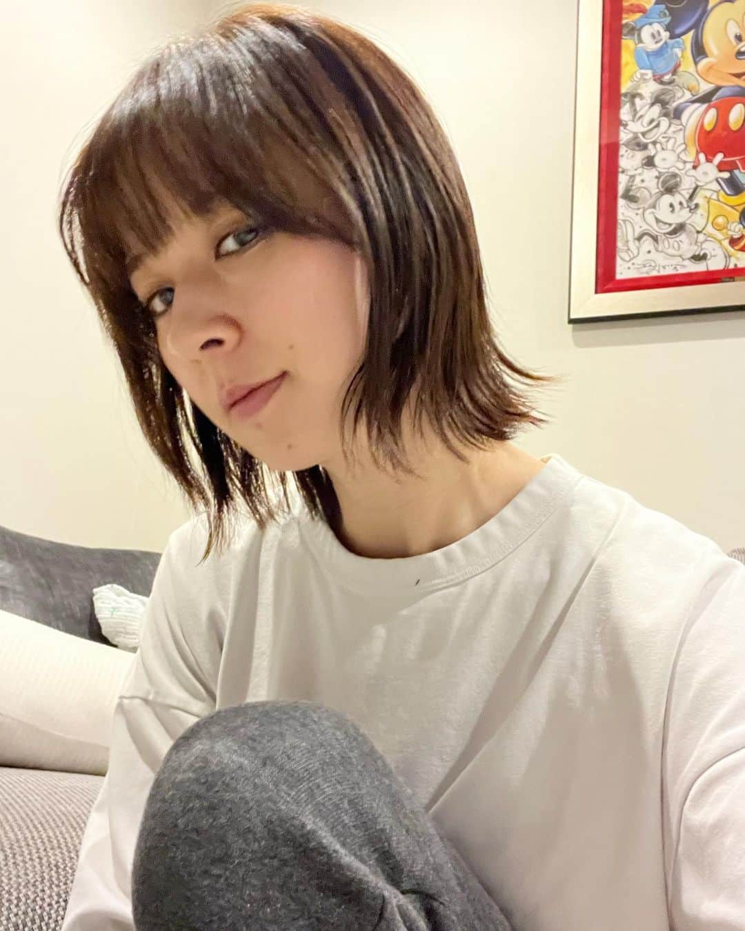 加藤未央のインスタグラム：「ちょっと前に梅さんにカットしてもらったら、いい感じ✨✂️  寝る直前に撮ったから部屋着丸出してすみません😂  短く切る時は、だいたい 「堀北真希ちゃんみたいにしてください(なんなら顔ごと)」 という無茶なオーダーをするので、 梅さんがいい感じに落とし所を作ってくれます✨🙏」