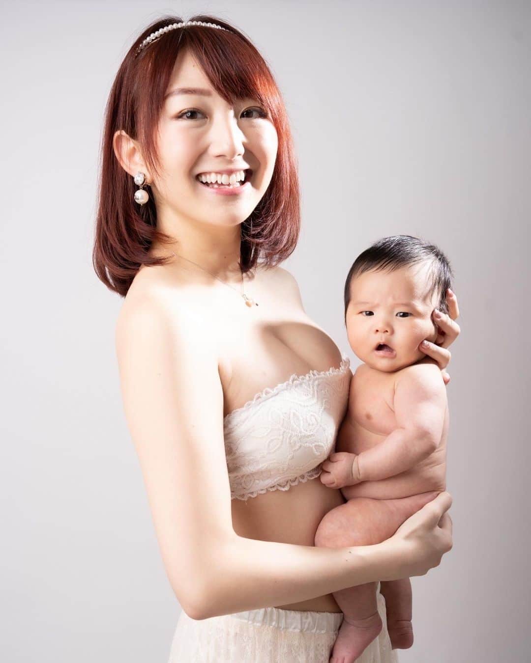 尻無浜冴美さんのインスタグラム写真 - (尻無浜冴美Instagram)「マタニティー撮影してもらったカメラマンさん(@marumaru.photograph )に同じ背景、同じ衣装で再び撮影してもらいました♪  ２ヶ月前までお腹にいた子とこうして撮影できて人類の神秘を感じたよ😳✨ 貴重な生後1か月の瞬間を写真に収めてもらえて嬉しい💕  #ママフォトグラファー #新米ママと繋がりたい #埼玉カメラマン #マタニティフォト埼玉 #生後1か月  #新米ママ  #男の子ママ  #男の子ベビー」12月13日 17時15分 - saemi_shinahama