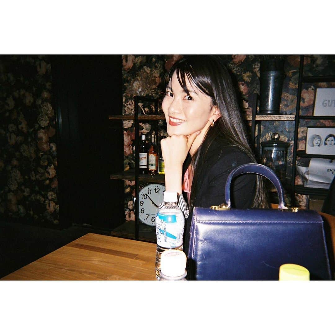 のインスタグラム：「『 #憧れdoll 』（みやび監督）  の思い出アルバム。. . 主人公茜の同級生を演じました。 普段着られない服たくさん衣装で着られて楽しさとドキドキさんとー😳. ちょっとしたファッションショーー🤣. そしてバブリー笑. . とにかくスタッフさんキャストさんが素敵な人ばっかりで、また会いたいです。. 撮影被らなかったシーンも噂を聞いてワクワク。 . 完成が楽しみ。. . ボロボロになりながらも頑張るみやびサン @miyabi.koumoto0601 に、刺激もらいまくり🥺✨. 私も頑張ろっ💪」