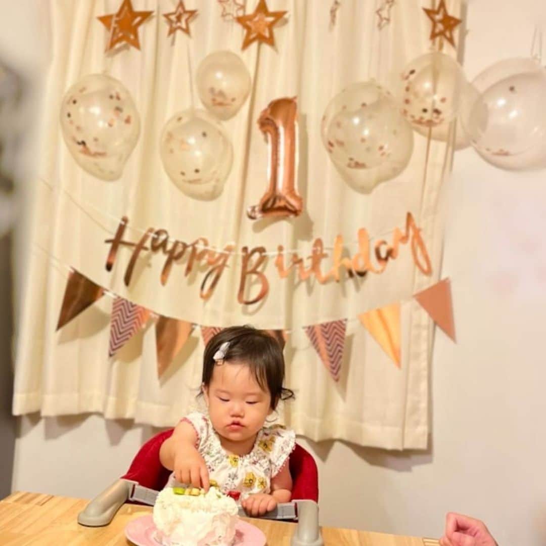 りかみし（みしまりか）さんのインスタグラム写真 - (りかみし（みしまりか）Instagram)「長女1歳バースデーのこの日からもう半年経ってるなんて信じられない！ そしてもう今年がもうすぐ終わるなんて😨  長女ちゃん1歳半おめでとう👧🏼 スクスク育ってくれて嬉しいよ☺️💓  #長女ちゃん #1歳半 #おめでとう」12月13日 17時26分 - rikamishi_official