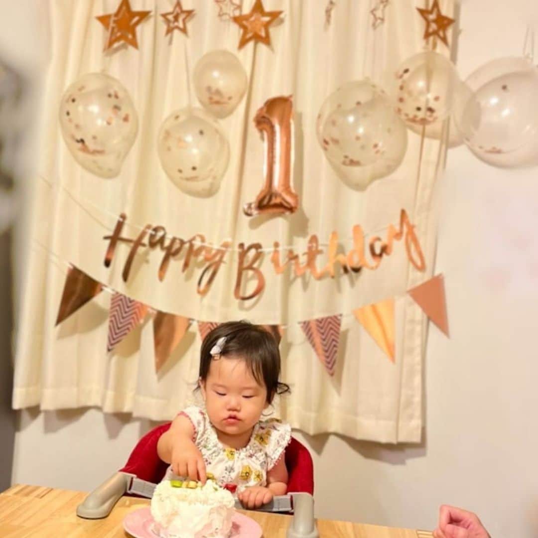 りかみし（みしまりか）のインスタグラム：「長女1歳バースデーのこの日からもう半年経ってるなんて信じられない！ そしてもう今年がもうすぐ終わるなんて😨  長女ちゃん1歳半おめでとう👧🏼 スクスク育ってくれて嬉しいよ☺️💓  #長女ちゃん #1歳半 #おめでとう」