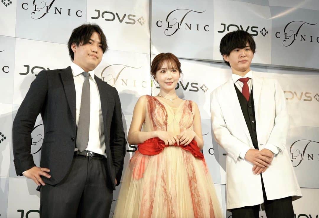 美容整体師川島さん。のインスタグラム：「みなさんにご報告があります、、、！ . この度、アメリカで勉強した天才美容外科医 相良先生と @dr_sagara_takuya  三上悠亜さん @yua_mikami  とT clinicを運営する  T medicalの Founder兼代表取締役社長に就任しました😭 . このチームは、ブレイキングダウンのCOOの溝口さんと @mizoguchiyuji  LOG hair表参道のオーナー 唐澤けんじさん @log_kenjikarasawa 含めたチームで運営します！ . なぜ川島さんがまたクリニックと思う方もいるかもしれないんですが、、😂 . 前々から、僕たちは筋肉と骨に対するアプローチを得意としていて、、、 物理的に余った皮膚や脂肪はどうしても東洋医学では難しいところがあります😔  そんな時に、アメリカの有名な美容外科と形成外科を学んだ相良先生と話してる時に 『本当にこの人は天才だな』と思い、一緒にさせてもらうことになりました！  僕はこのプロジェクトを通して、 『Filamentと美容医療を組み合わせればもっと多くの 顔や体に悩みがある人を救える』 と思っています。 . まだ至らぬところもあると思いますが、 整体Filament×Tclinicでもコラボしたりしていこうと思っているので 『まだ美容医療を体験したことがない、怖い、、、、』という方に 安心して通ってもらえる場所を提供するので お楽しみにお待ちください！ . T clinic /founder T medical/代表取締役社長 川島悠希 . #Tclinic,#Tクリニック,#整体Filament,#川島悠希」