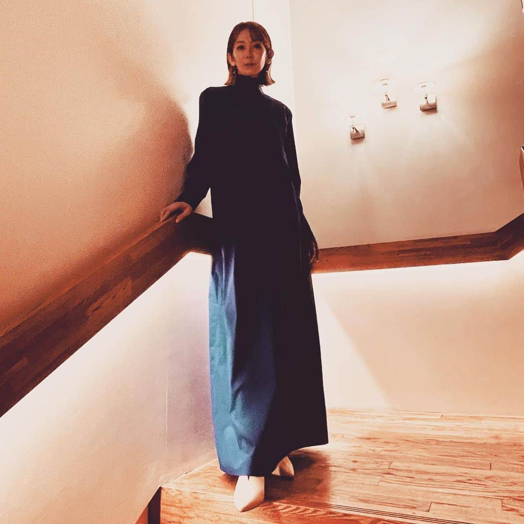 大河内奈々子のインスタグラム：「・ ・ 先日のオンラインライブではこんなワンピースを着用しました。  コンプレックスに感じてた部分も 素敵に見せてもらえて　幸せ😊  ドレス　@_satorusasaki_  シューズ　@hyke_official  ピアス　@shihara  リング　@e.m.__official   #大河内奈々子 #nanakoohkouchi #dress #onepiece #コンプレックスを魅力に」