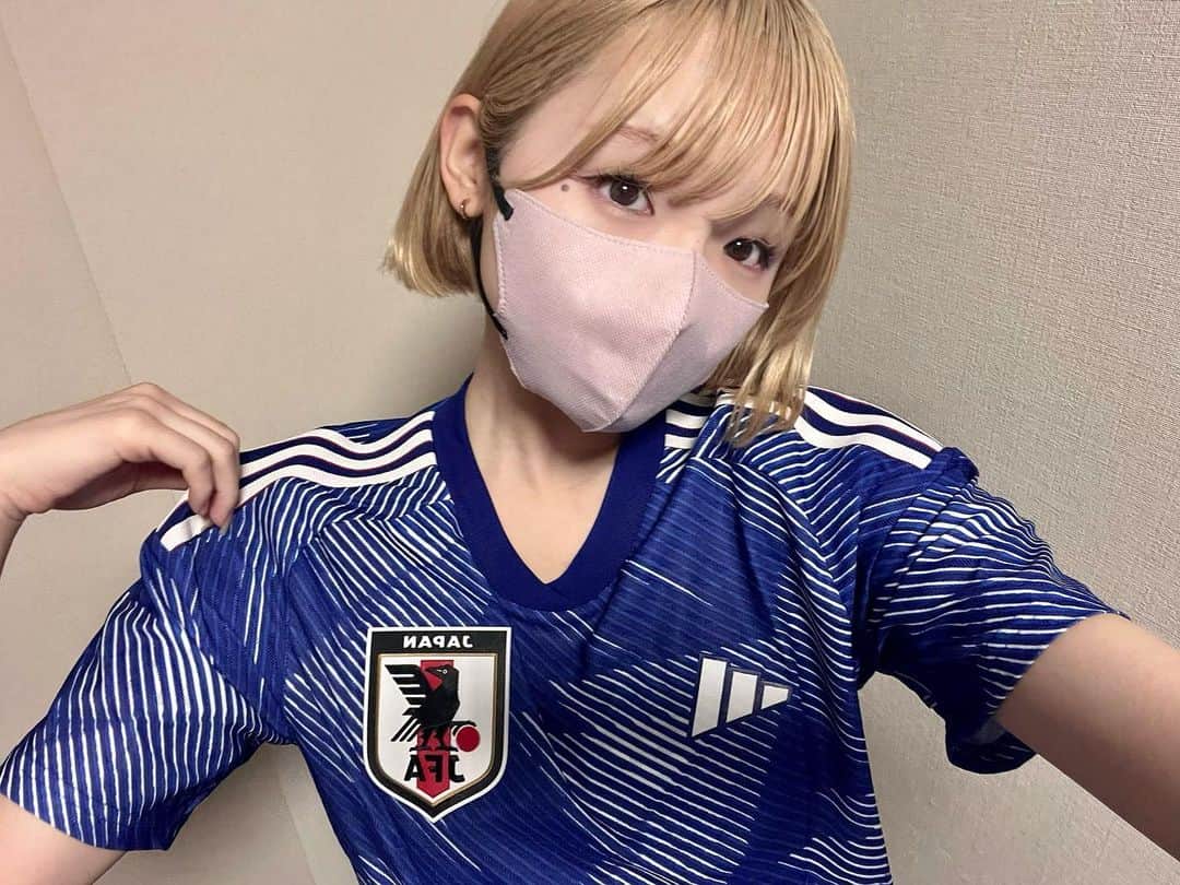 志村美希のインスタグラム：「泣いちゃったのでマスクをしました⚽️ ⁡ にわかってそのスポーツにとってとっても大事だと思ってて、 ランニングや陸上競技もにわかでいいからもっともっと いっぱい増えてくれたらいいなって思った😸 そのお手伝いができる発信をこれからもしてく！ 美希のにわかもお待ちしてるゼ😼💫」