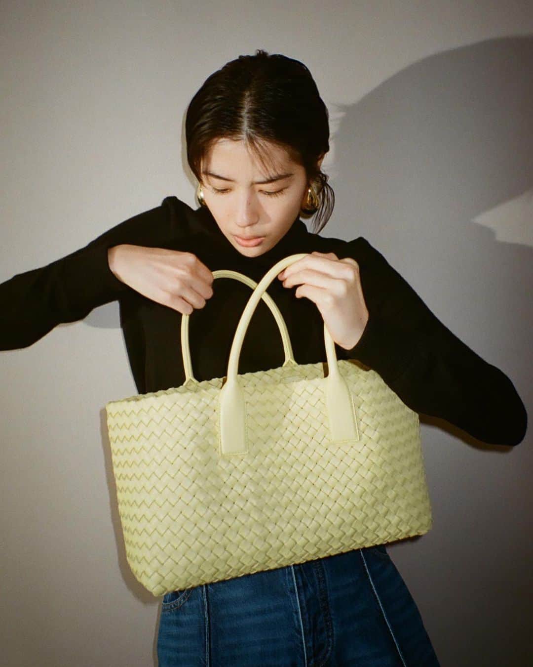 のインスタグラム：「😋✌️ @newbottega ✖︎ @fashionsnapcom   Photography: Keita Goto（W） Styling: Sumire Hayakawa（KiKi inc.） Makeup: Suzuki Hair: Nori Takabayashi（YARD） Text: Fuyuko Tsuji（FASHIONSNAP） Edit: Chiemi Kominato（FASHIONSNAP） Realizaiton: Mizuki Okuhata（FASHIONSNAP） Creative Direction: Mina Jokoji（FASHIONSNAP）」