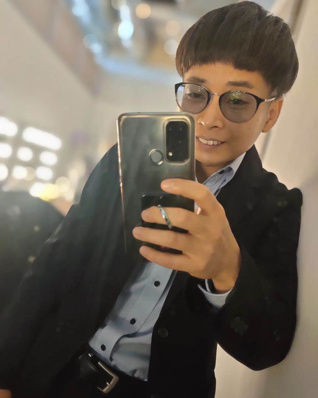 バイク川崎バイクのインスタグラム：「スーツですか？ まああんまり着ないですね  たまに着るとやっぱいいですね  でも2時間くらい着ると疲れちゃいますね   できるだけ着たくないですね  やっぱロンＴとかが一番いいすね  #バリカッコつけぼっちゃん #BKB #奇跡の42歳」