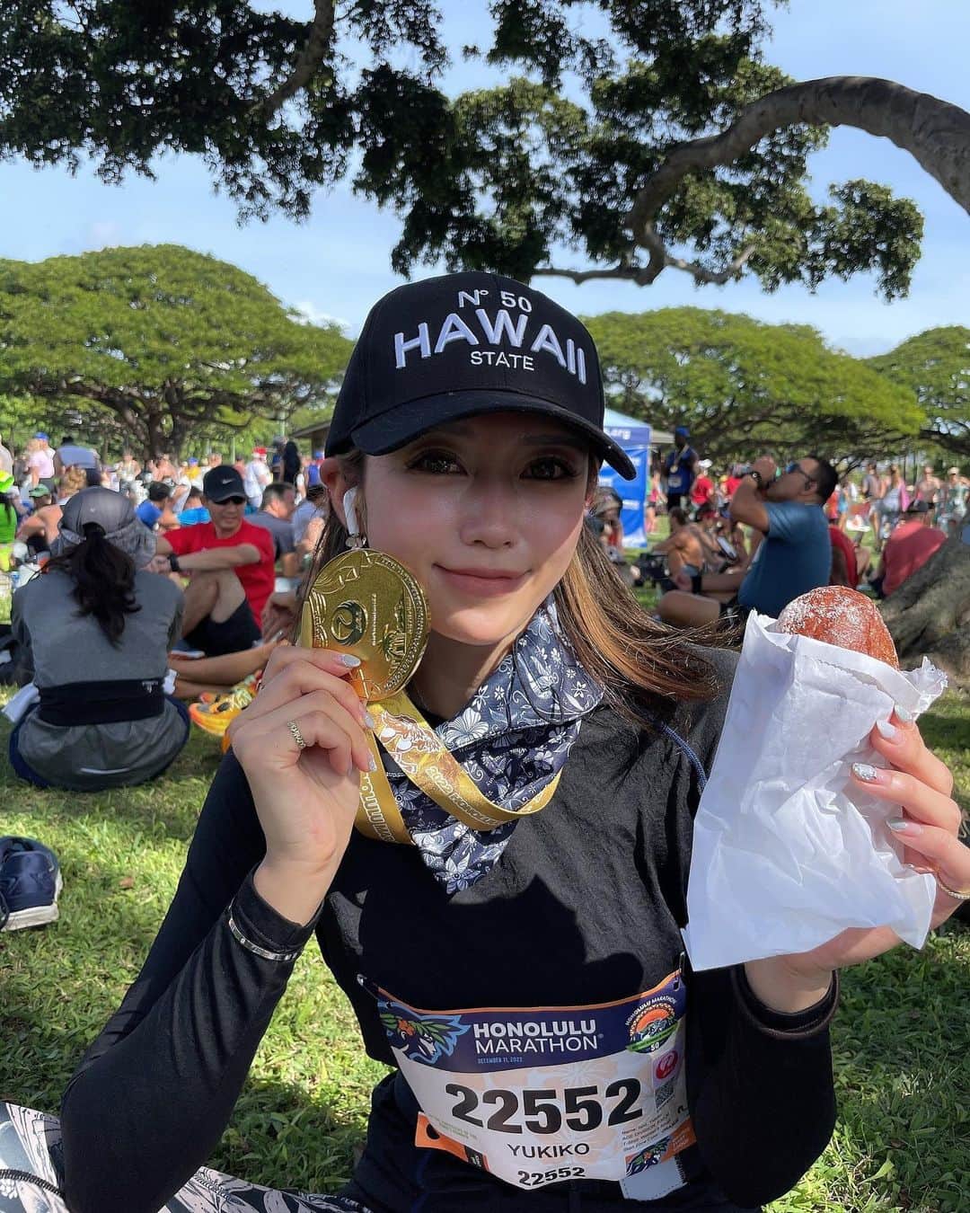 のインスタグラム：「初めてのフルマラソン🏃‍♂️ 舞台はホノルルマラソン🏃‍♂️  練習で走った最長距離は15km🏃‍♂️  時差ボケで眠れず3時間睡眠で挑んだ初のフルマラソンは不安でしか無くて、、  結果5時間56分で完走しました！ 目標が5時間台だったのでギリギリ🤣  兎に角、上り坂が多いw  20kmまではほぼ歩かず走れたけど、25km地点で足が悲鳴を上げ、歩くのも辛くて🥹 ストレッチとマッサージでケアして何とか一時的に走れるようになれるけど、すぐ足が悲鳴を上げるの😭  何回も「痛い」「辛い」「辞めたい」って思ったけど目の前に明らかに自分より年上のおじいちゃん、おばあちゃんが走っているのを見ると辞めれなくて笑  途中ストレッチを挟みながら30km地点に達した時は4時間ちょいでした。  残りの12.195kmが。。笑  最後の方で上り坂が多いんです🤣 もう、足と脳の伝達が喧嘩しまくり笑  足は赤信号、脳は青信号。  後半はメンタルで走りました🤣  残りの約12kmは1時間半以上、時間ある！って思ったのに全然　時間足りない🥹  上り坂が多すぎ&精神崩壊寸前で思いの外時間がかかってしまい、ギリギリ6時間以内でゴールできました🥹  ゴールした時は感極まるとかも無く、精神を保つのに必死で達成感を感じる余裕も無かったです🤣  終わってからは今までに感じたことも無い足の痛みで生まれたての子鹿状態🦌  初めてのフルマラソンを終えた感想としては、既にリベンジしたいです笑  後は精神の崩壊を垣間見たって言うのと、ボランティアの方々の応援がめちゃめちゃサポートになりました❣️  こんなに見知らぬ方の声援が励みになると思わなかったです😭  何かと色々と初体験でした😌  うん、良き経験になりました♡  #ホノルルマラソン2022 #ホノルルマラソン #初フルマラソン #ゴルフ女子 #アラサーの初体験 #フルマラソン #フルマラソン初挑戦」