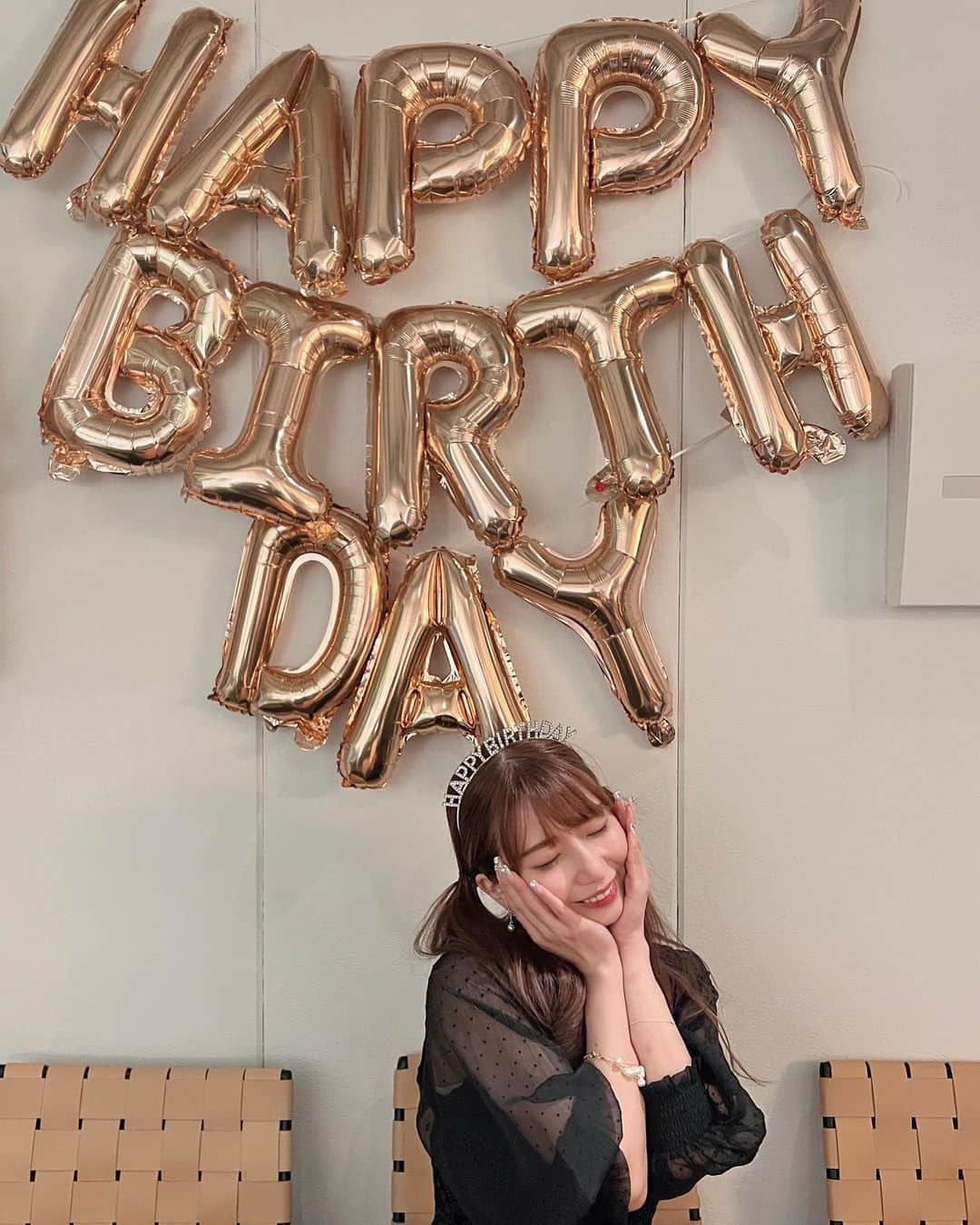 まぁむのインスタグラム：「♡  遅れちゃったけどお誕生日を迎えまして、お誕生日イベントも無事終わりました♡  とても楽しく幸せな時間を過ごすことが出来ました◡̈♥︎  今年は沢山ケーキ食べれたし、みんなも楽しんでくれてたみたいで準備頑張ってよかったなぁ◌ ❁˚  健康に気をつけつつ時間を大切に過ごしていきたいです⑅୨୧  あわよくば旅行に沢山いきたいし、お洋服沢山ほしいですサンタさん  これからもみなさま末永く仲良くしてくれたら嬉しいな😊」