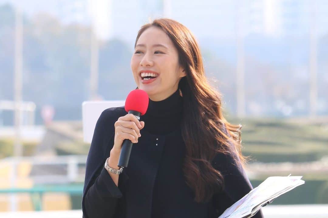 守永真彩のインスタグラム：「. . 先週の日曜日は 中山競馬場でお昼のトークショー&香港国際競走のパブリックビューイングの司会を担当しました。  出演は井内利彰さん、木村拓人さん、市丸博司さん✨  香港ヴァーズではウインマリリンが勝ち🥇 イベントホールでは拍手と共にお客様と一体感が生まれて、国際競走ならではの嬉しい感覚を久々に味わいました。  日本馬の勝利は一頭のみとなりましたが、 香港マイルでは王者ゴールデンシックスティをカリフォルニアスパングルが制したりと 香港馬に新たなスター達が誕生した気がして今後が楽しみになりました🥰  来年の日本馬の挑戦も応援しつつ、香港馬の新たなスターの動向も注目したいと思います！！！  #香港国際競走 #中山競馬場 #トークショー #沢山写真撮っていただき #ありがとうございました  衣装　@celford_official」